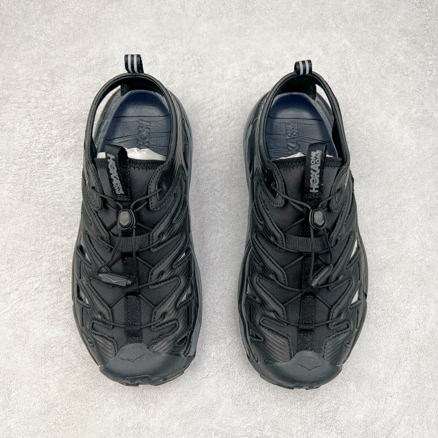 图片[2]-＃HK纯原 HOKA One One Hopara Sandals 霍帕拉系列水路两用溯溪涉水休闲户外露营凉鞋 作为先锋品牌的 HOKA ONE ONE总是以独特的方式 HOPA RA是一款溯溪鞋 又名排水鞋 可长期用于涉水和溯溪 保护脚底和脚趾的安全和舒适 鞋面材料速干 透气 耐磨 鞋底防滑 耐磨 抓地能力强 出于安全考虑 设计要求较高 涉水溯溪过程中 水 泥沙 可以直接从鞋内大孔排出 细纹鞋底使在岩石上抓地能力强 避免打滑 而上路后 鞋面具有快干透气等优点 尺码：36 36.5 37.5 38 39 40 40.5 41 42 42.5 43 44 45-选品中心