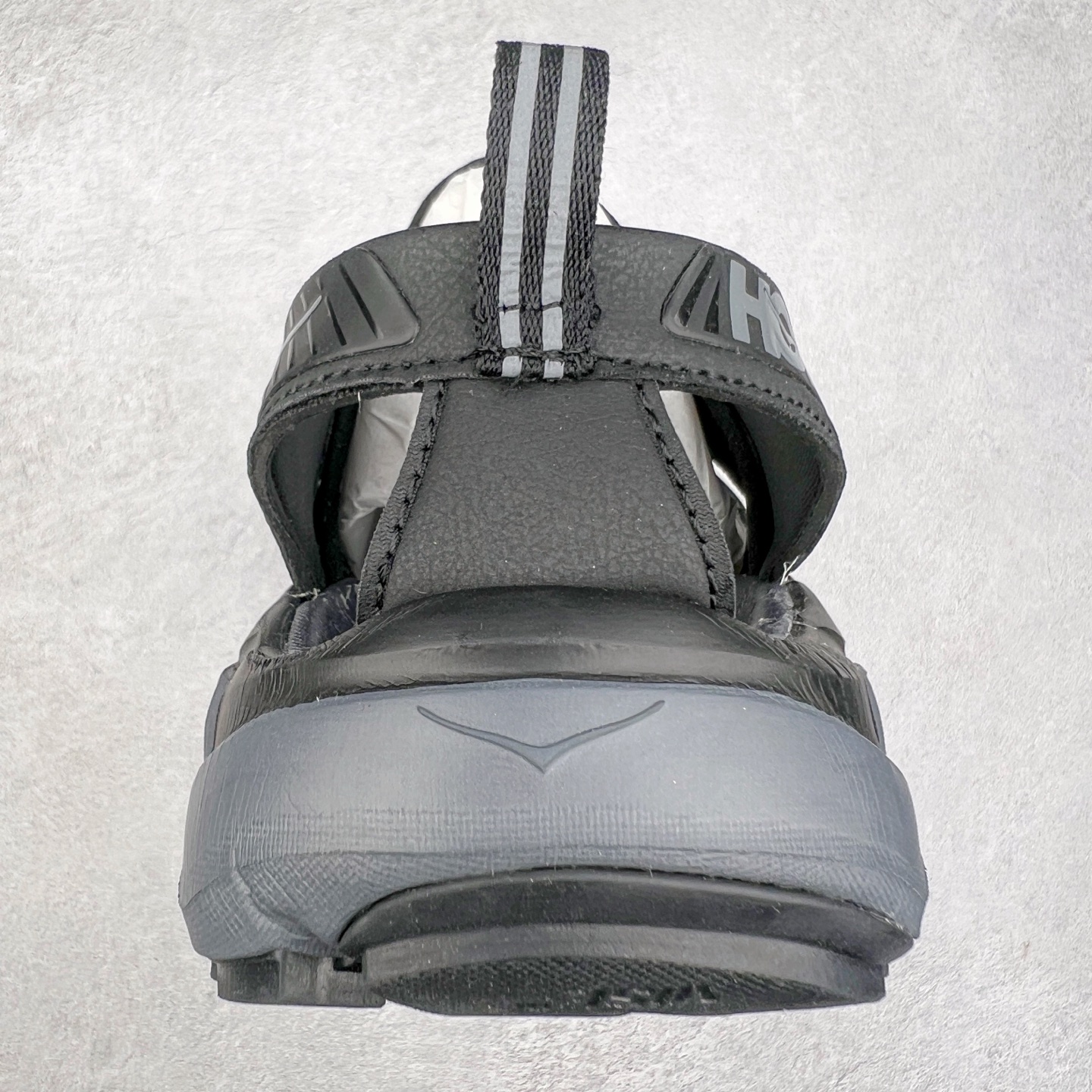 图片[8]-＃HK纯原 HOKA One One Hopara Sandals 霍帕拉系列水路两用溯溪涉水休闲户外露营凉鞋 作为先锋品牌的 HOKA ONE ONE总是以独特的方式 HOPA RA是一款溯溪鞋 又名排水鞋 可长期用于涉水和溯溪 保护脚底和脚趾的安全和舒适 鞋面材料速干 透气 耐磨 鞋底防滑 耐磨 抓地能力强 出于安全考虑 设计要求较高 涉水溯溪过程中 水 泥沙 可以直接从鞋内大孔排出 细纹鞋底使在岩石上抓地能力强 避免打滑 而上路后 鞋面具有快干透气等优点 尺码：36 36.5 37.5 38 39 40 40.5 41 42 42.5 43 44 45-选品中心