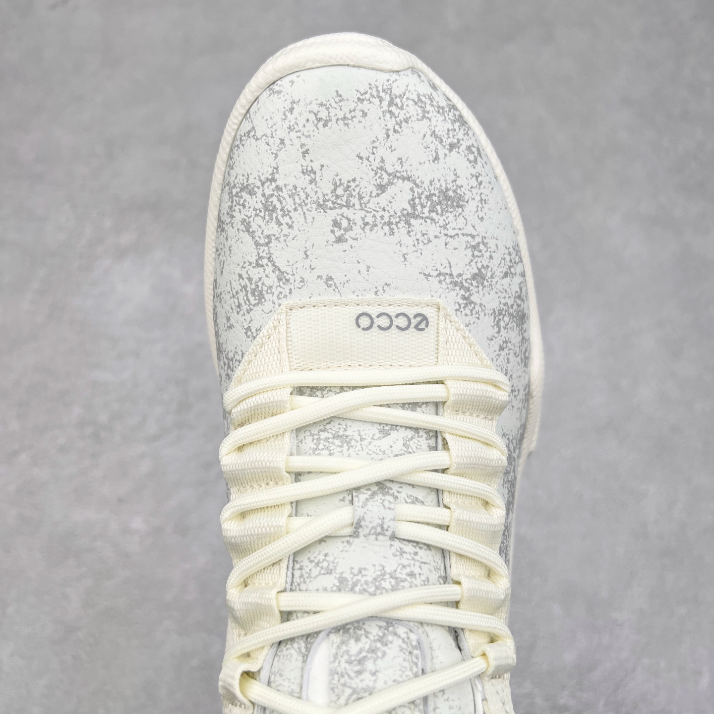 图片[4]-Ecco爱步男鞋新款运动鞋 跑鞋厚底增高老爹鞋 驱动系列全新款式 拼色拼接鞋面 时尚有型 牛皮与纺织品拼接 脚感舒适 出街有型 贴心套脚系带设计 舒适包裹双足 柔软细腻，亲肤透气 以摩托车粗犷胎纹为灵感 PU大底提供牵引性和支撑性 耐磨防滑提升稳定性 轻盈鞋底 舒适耐穿 户外出行 肆意洒脱 尺码：38 39 40 41 42 43 44（皮鞋码）-选品中心