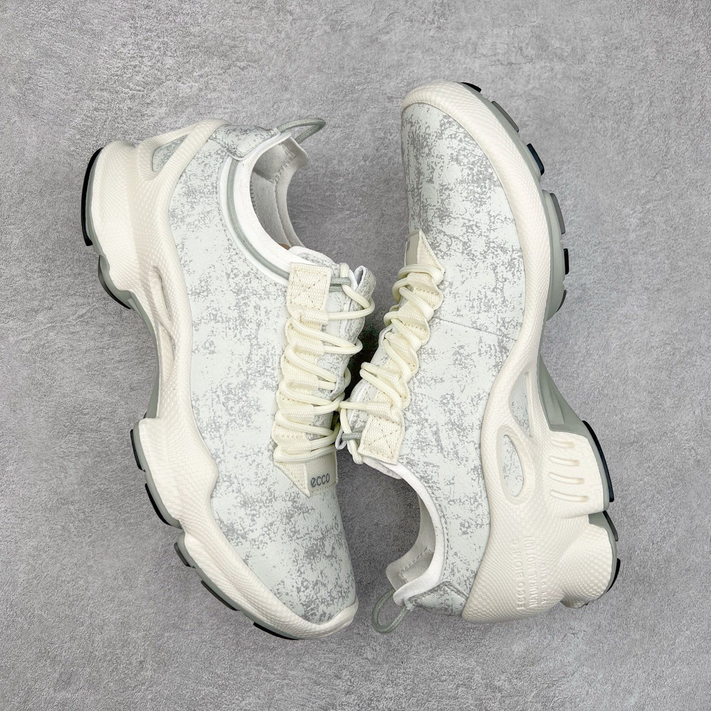 图片[3]-Ecco爱步男鞋新款运动鞋 跑鞋厚底增高老爹鞋 驱动系列全新款式 拼色拼接鞋面 时尚有型 牛皮与纺织品拼接 脚感舒适 出街有型 贴心套脚系带设计 舒适包裹双足 柔软细腻，亲肤透气 以摩托车粗犷胎纹为灵感 PU大底提供牵引性和支撑性 耐磨防滑提升稳定性 轻盈鞋底 舒适耐穿 户外出行 肆意洒脱 尺码：38 39 40 41 42 43 44（皮鞋码）-选品中心