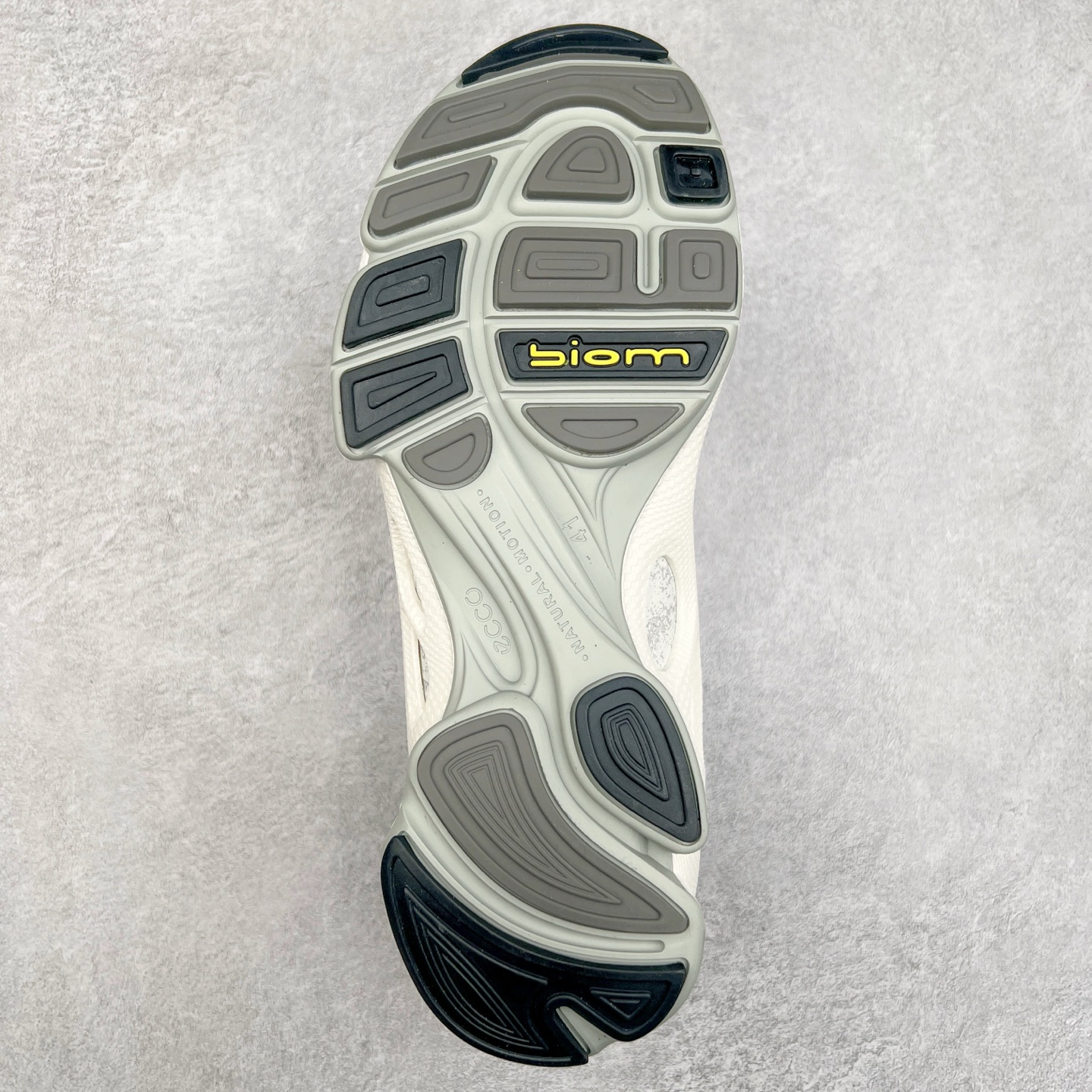 图片[9]-Ecco爱步男鞋新款运动鞋 跑鞋厚底增高老爹鞋 驱动系列全新款式 拼色拼接鞋面 时尚有型 牛皮与纺织品拼接 脚感舒适 出街有型 贴心套脚系带设计 舒适包裹双足 柔软细腻，亲肤透气 以摩托车粗犷胎纹为灵感 PU大底提供牵引性和支撑性 耐磨防滑提升稳定性 轻盈鞋底 舒适耐穿 户外出行 肆意洒脱 尺码：38 39 40 41 42 43 44（皮鞋码）-选品中心