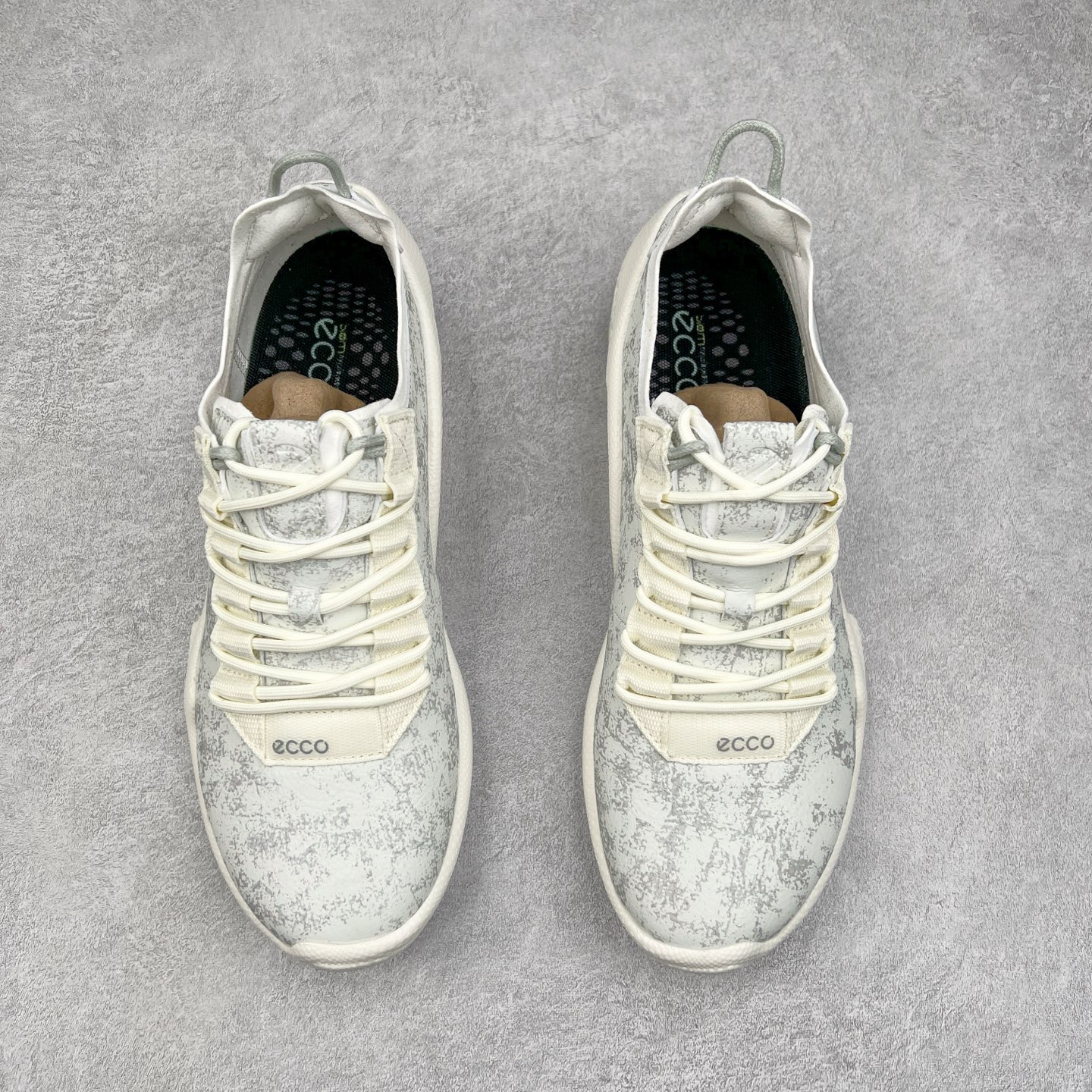 图片[2]-Ecco爱步男鞋新款运动鞋 跑鞋厚底增高老爹鞋 驱动系列全新款式 拼色拼接鞋面 时尚有型 牛皮与纺织品拼接 脚感舒适 出街有型 贴心套脚系带设计 舒适包裹双足 柔软细腻，亲肤透气 以摩托车粗犷胎纹为灵感 PU大底提供牵引性和支撑性 耐磨防滑提升稳定性 轻盈鞋底 舒适耐穿 户外出行 肆意洒脱 尺码：38 39 40 41 42 43 44（皮鞋码）-选品中心