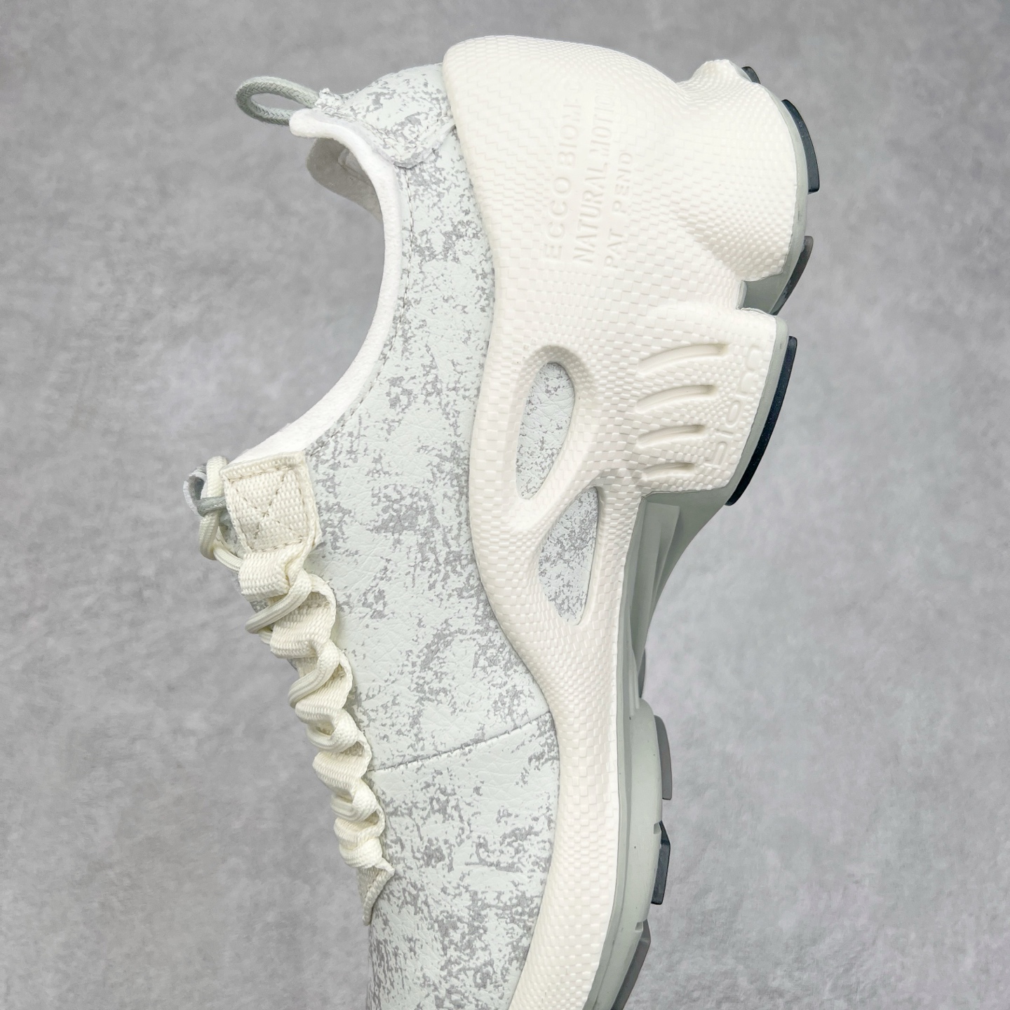 图片[7]-Ecco爱步男鞋新款运动鞋 跑鞋厚底增高老爹鞋 驱动系列全新款式 拼色拼接鞋面 时尚有型 牛皮与纺织品拼接 脚感舒适 出街有型 贴心套脚系带设计 舒适包裹双足 柔软细腻，亲肤透气 以摩托车粗犷胎纹为灵感 PU大底提供牵引性和支撑性 耐磨防滑提升稳定性 轻盈鞋底 舒适耐穿 户外出行 肆意洒脱 尺码：38 39 40 41 42 43 44（皮鞋码）-选品中心