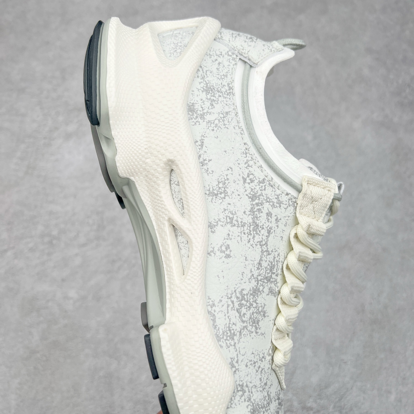 图片[6]-Ecco爱步男鞋新款运动鞋 跑鞋厚底增高老爹鞋 驱动系列全新款式 拼色拼接鞋面 时尚有型 牛皮与纺织品拼接 脚感舒适 出街有型 贴心套脚系带设计 舒适包裹双足 柔软细腻，亲肤透气 以摩托车粗犷胎纹为灵感 PU大底提供牵引性和支撑性 耐磨防滑提升稳定性 轻盈鞋底 舒适耐穿 户外出行 肆意洒脱 尺码：38 39 40 41 42 43 44（皮鞋码）-选品中心