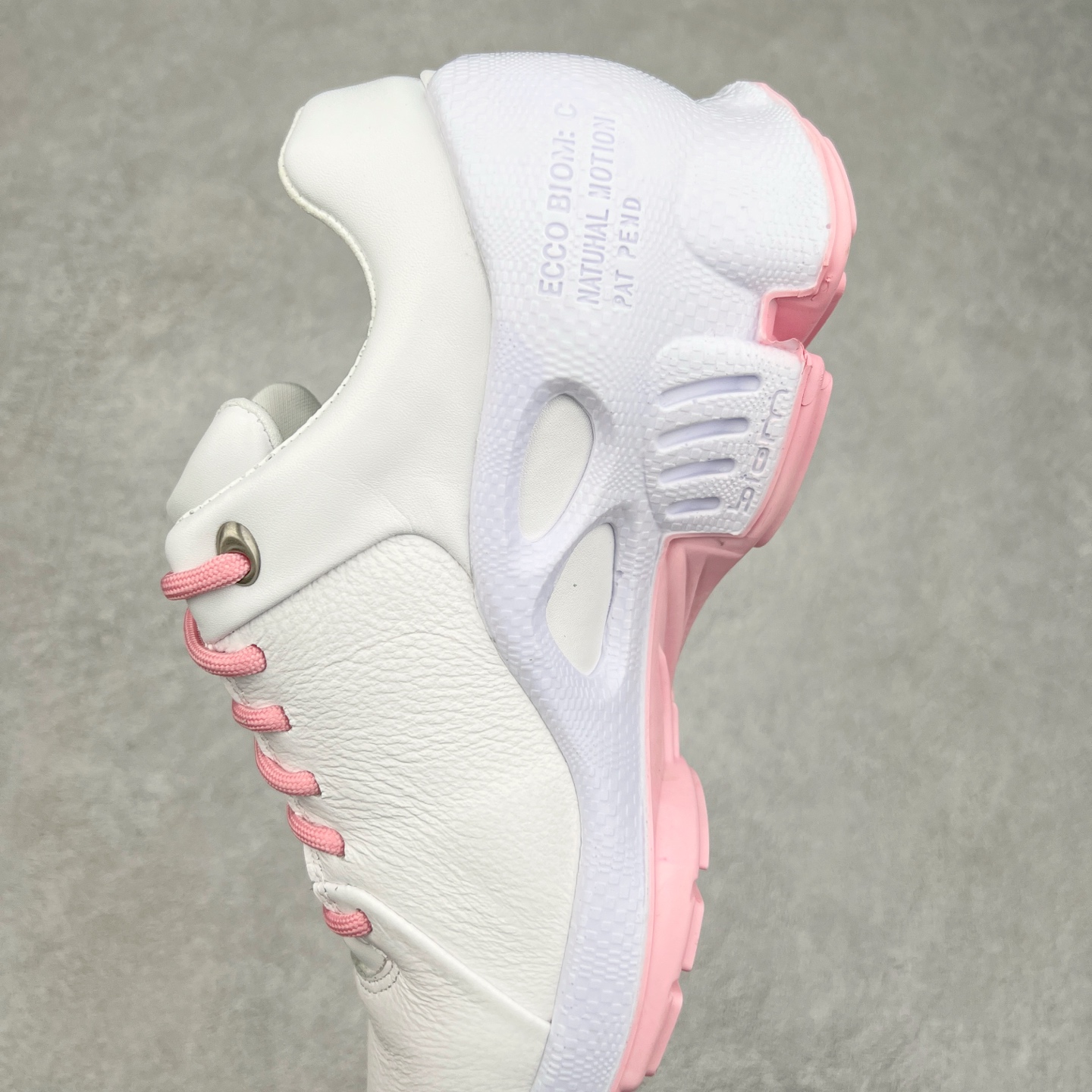 图片[7]-Ecco爱步男鞋新款运动鞋 跑鞋厚底增高老爹鞋 驱动系列全新款式 拼色拼接鞋面 时尚有型 牛皮与纺织品拼接 脚感舒适 出街有型 贴心套脚系带设计 舒适包裹双足 柔软细腻，亲肤透气 以摩托车粗犷胎纹为灵感 PU大底提供牵引性和支撑性 耐磨防滑提升稳定性 轻盈鞋底 舒适耐穿 户外出行 肆意洒脱 尺码：38 39 40 41 42 43 44（皮鞋码）-选品中心