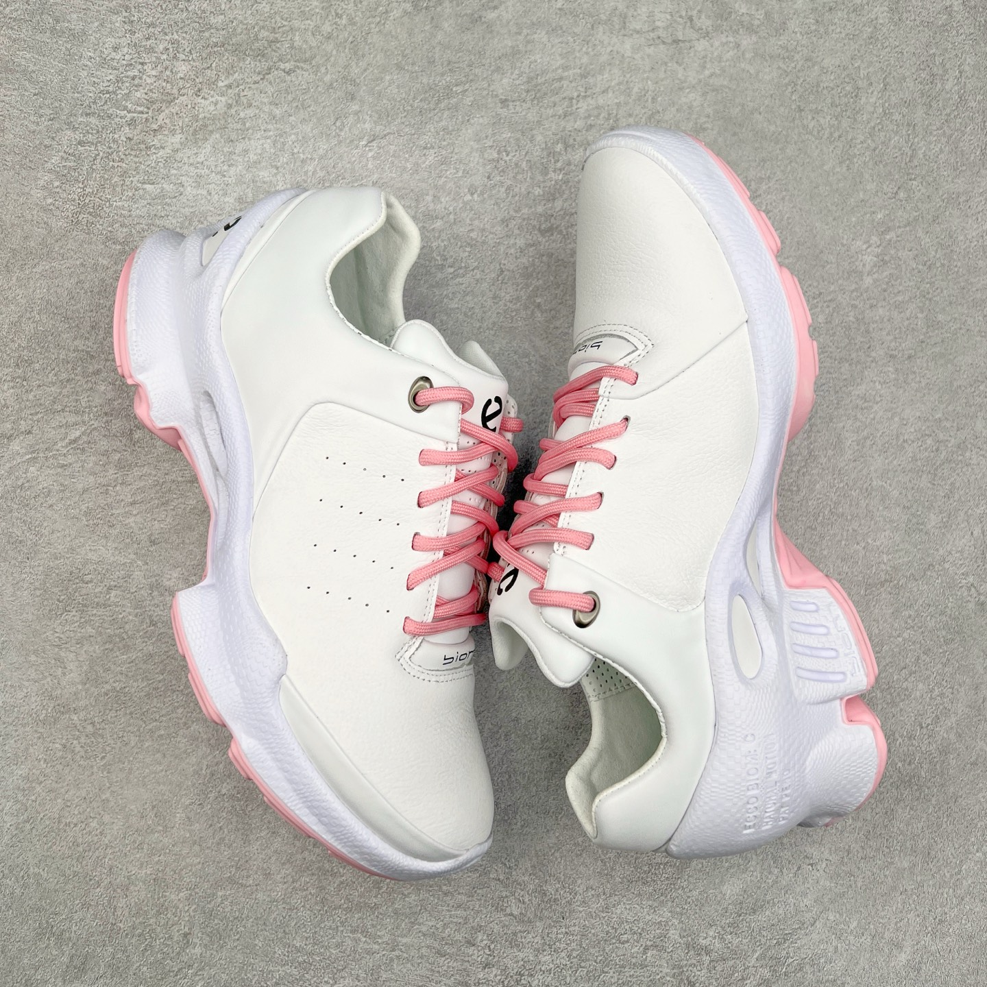 图片[3]-Ecco爱步男鞋新款运动鞋 跑鞋厚底增高老爹鞋 驱动系列全新款式 拼色拼接鞋面 时尚有型 牛皮与纺织品拼接 脚感舒适 出街有型 贴心套脚系带设计 舒适包裹双足 柔软细腻，亲肤透气 以摩托车粗犷胎纹为灵感 PU大底提供牵引性和支撑性 耐磨防滑提升稳定性 轻盈鞋底 舒适耐穿 户外出行 肆意洒脱 尺码：38 39 40 41 42 43 44（皮鞋码）-选品中心