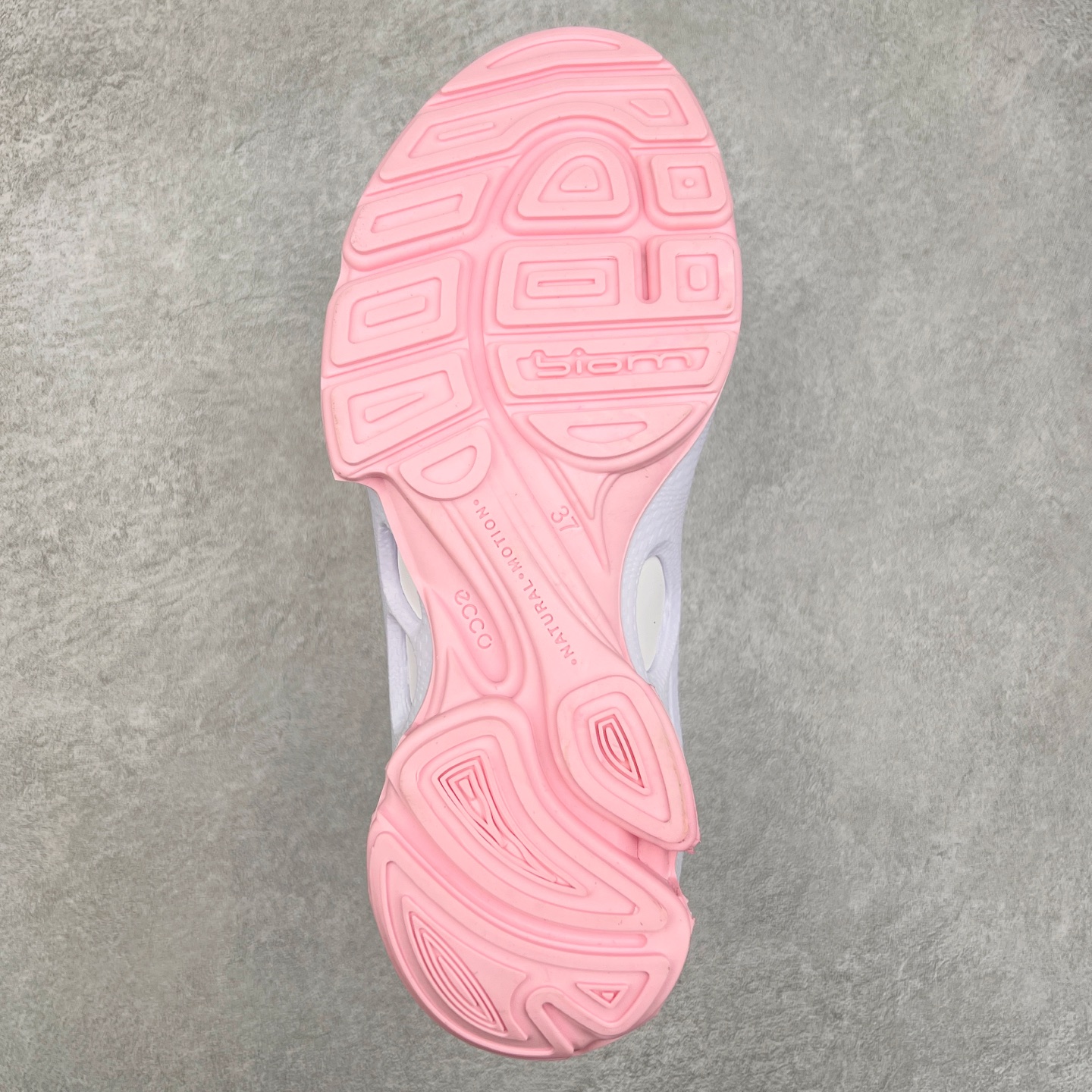 图片[9]-Ecco爱步男鞋新款运动鞋 跑鞋厚底增高老爹鞋 驱动系列全新款式 拼色拼接鞋面 时尚有型 牛皮与纺织品拼接 脚感舒适 出街有型 贴心套脚系带设计 舒适包裹双足 柔软细腻，亲肤透气 以摩托车粗犷胎纹为灵感 PU大底提供牵引性和支撑性 耐磨防滑提升稳定性 轻盈鞋底 舒适耐穿 户外出行 肆意洒脱 尺码：38 39 40 41 42 43 44（皮鞋码）-选品中心