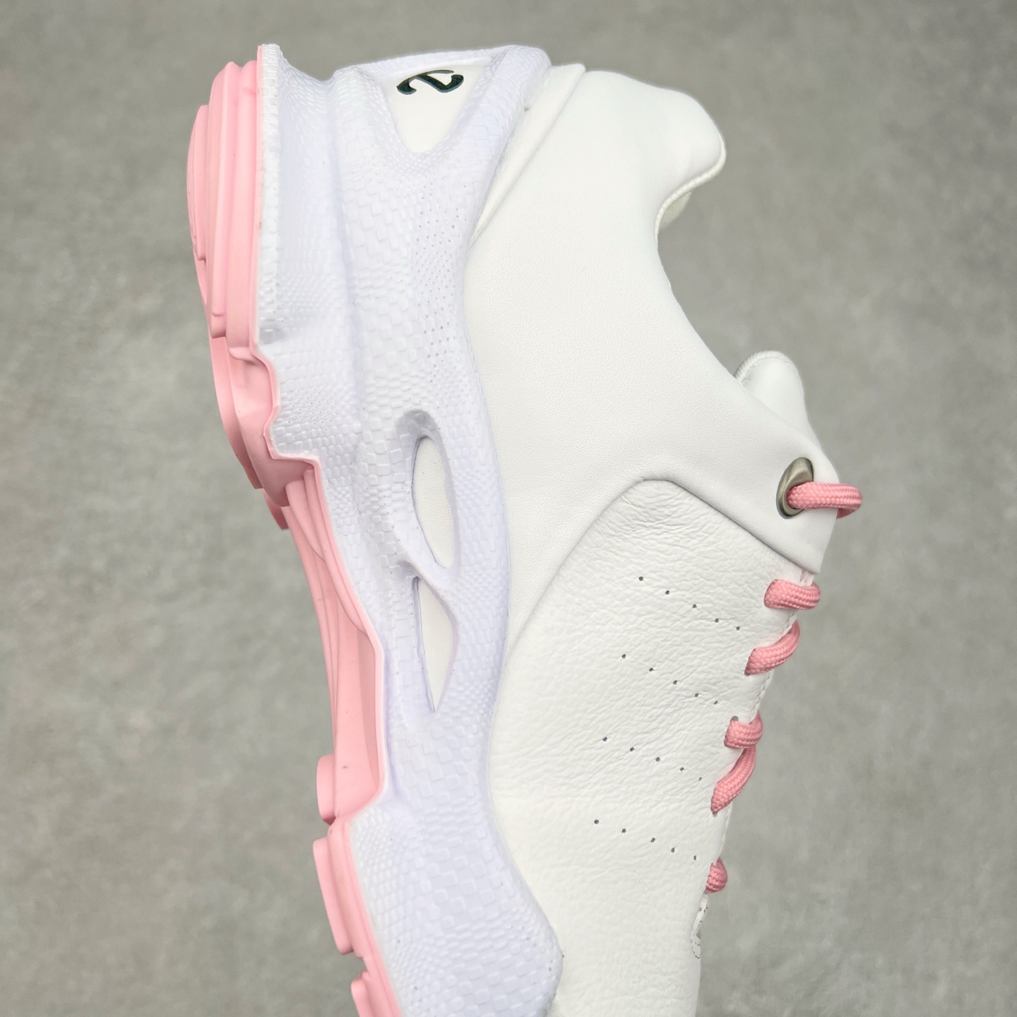 图片[6]-Ecco爱步男鞋新款运动鞋 跑鞋厚底增高老爹鞋 驱动系列全新款式 拼色拼接鞋面 时尚有型 牛皮与纺织品拼接 脚感舒适 出街有型 贴心套脚系带设计 舒适包裹双足 柔软细腻，亲肤透气 以摩托车粗犷胎纹为灵感 PU大底提供牵引性和支撑性 耐磨防滑提升稳定性 轻盈鞋底 舒适耐穿 户外出行 肆意洒脱 尺码：38 39 40 41 42 43 44（皮鞋码）-选品中心