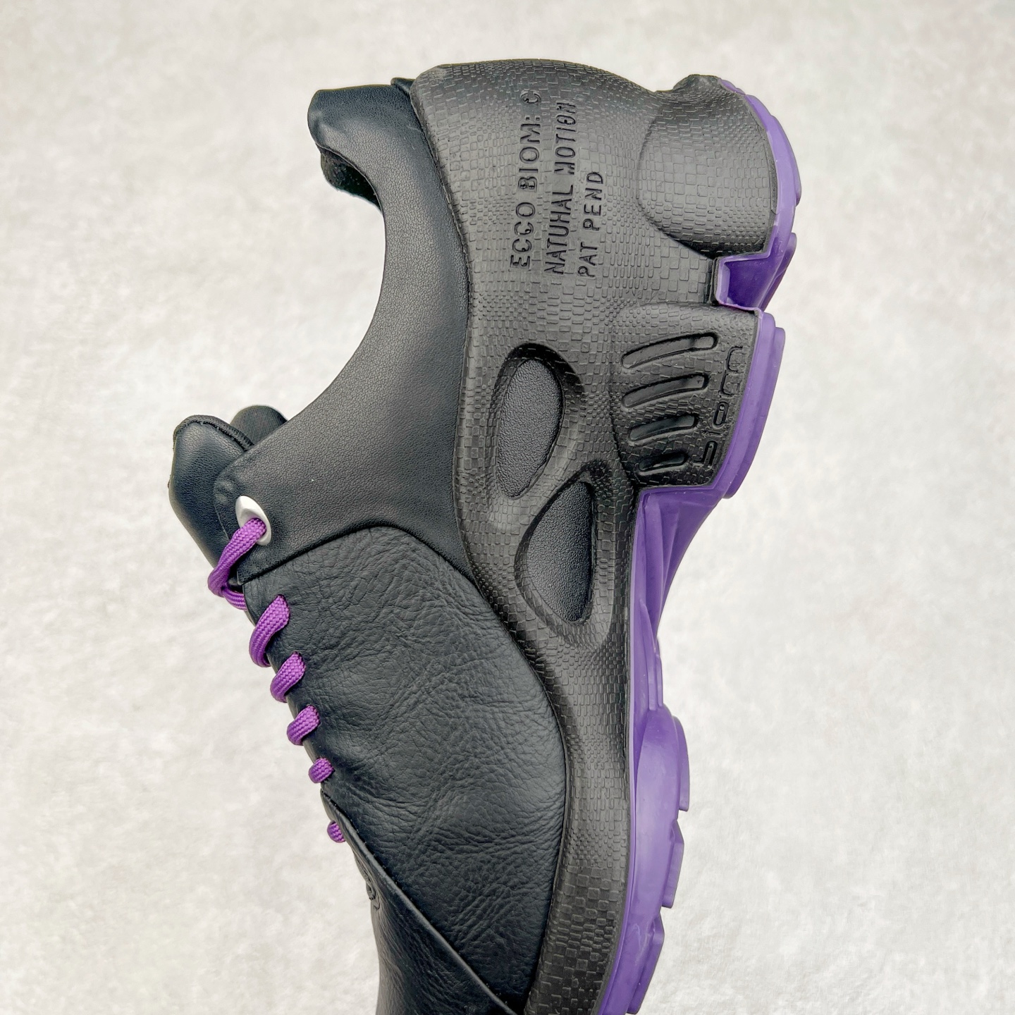 图片[7]-Ecco爱步男鞋新款运动鞋 跑鞋厚底增高老爹鞋 驱动系列全新款式 拼色拼接鞋面 时尚有型 牛皮与纺织品拼接 脚感舒适 出街有型 贴心套脚系带设计 舒适包裹双足 柔软细腻，亲肤透气 以摩托车粗犷胎纹为灵感 PU大底提供牵引性和支撑性 耐磨防滑提升稳定性 轻盈鞋底 舒适耐穿 户外出行 肆意洒脱 尺码：38 39 40 41 42 43 44（皮鞋码）-选品中心