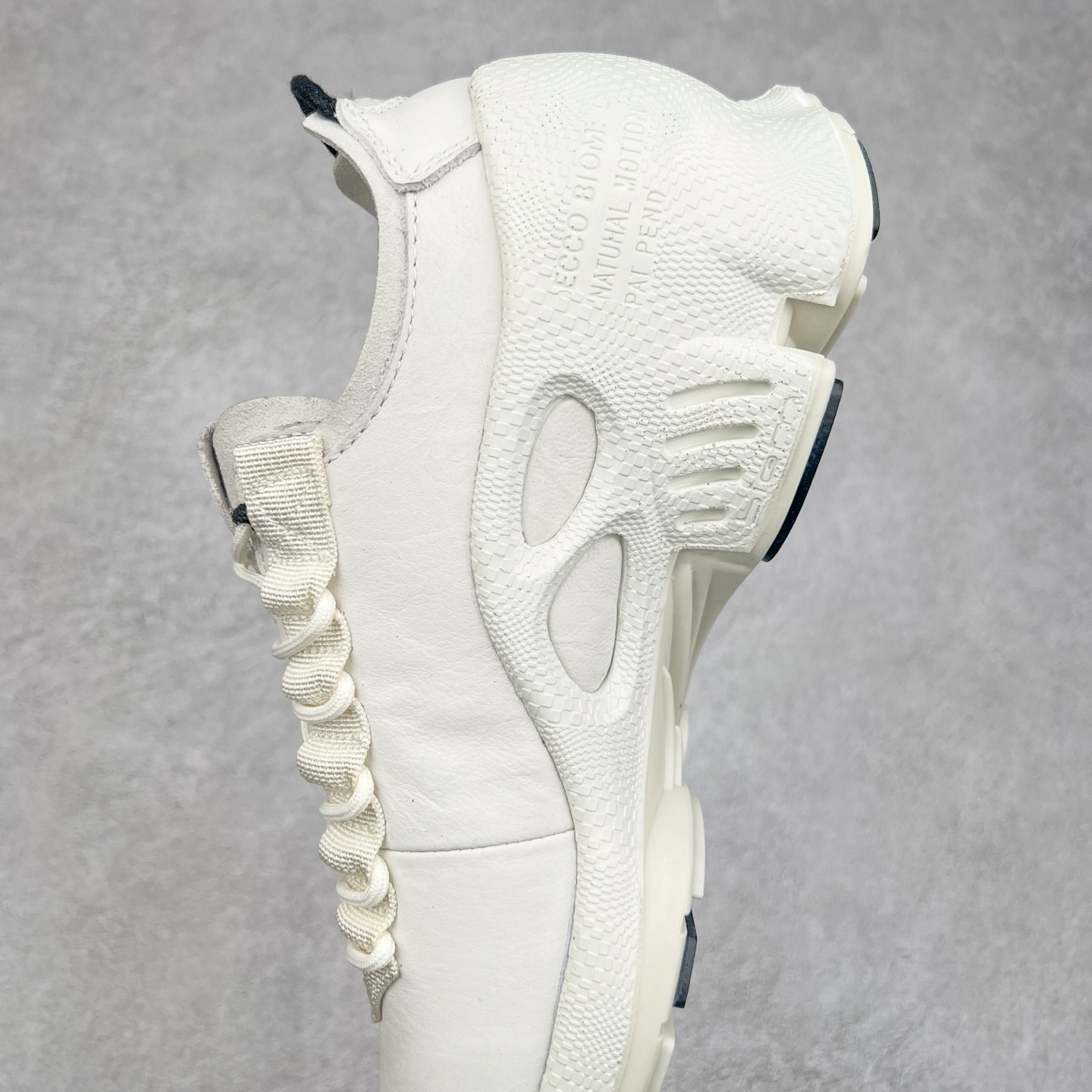 图片[7]-Ecco爱步男鞋新款运动鞋 跑鞋厚底增高老爹鞋 驱动系列全新款式 拼色拼接鞋面 时尚有型 牛皮与纺织品拼接 脚感舒适 出街有型 贴心套脚系带设计 舒适包裹双足 柔软细腻，亲肤透气 以摩托车粗犷胎纹为灵感 PU大底提供牵引性和支撑性 耐磨防滑提升稳定性 轻盈鞋底 舒适耐穿 户外出行 肆意洒脱 尺码：38 39 40 41 42 43 44（皮鞋码）-选品中心