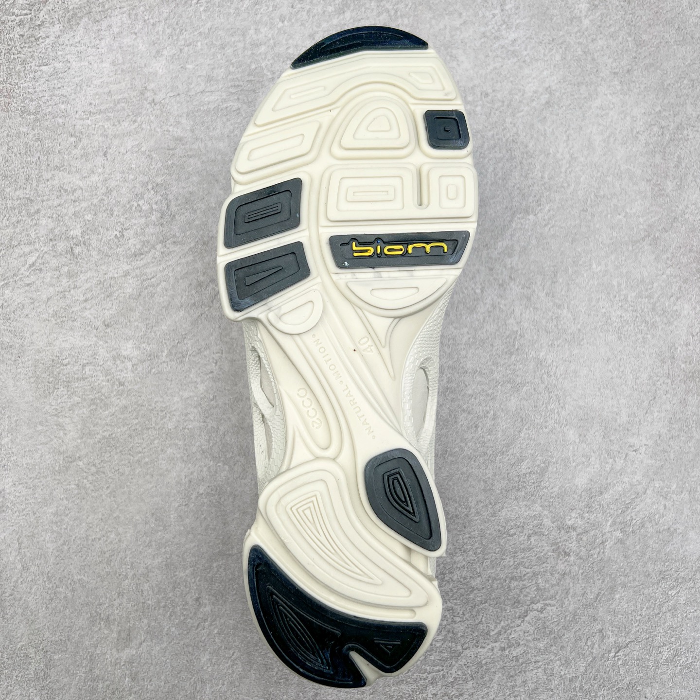 图片[9]-Ecco爱步男鞋新款运动鞋 跑鞋厚底增高老爹鞋 驱动系列全新款式 拼色拼接鞋面 时尚有型 牛皮与纺织品拼接 脚感舒适 出街有型 贴心套脚系带设计 舒适包裹双足 柔软细腻，亲肤透气 以摩托车粗犷胎纹为灵感 PU大底提供牵引性和支撑性 耐磨防滑提升稳定性 轻盈鞋底 舒适耐穿 户外出行 肆意洒脱 尺码：38 39 40 41 42 43 44（皮鞋码）-选品中心