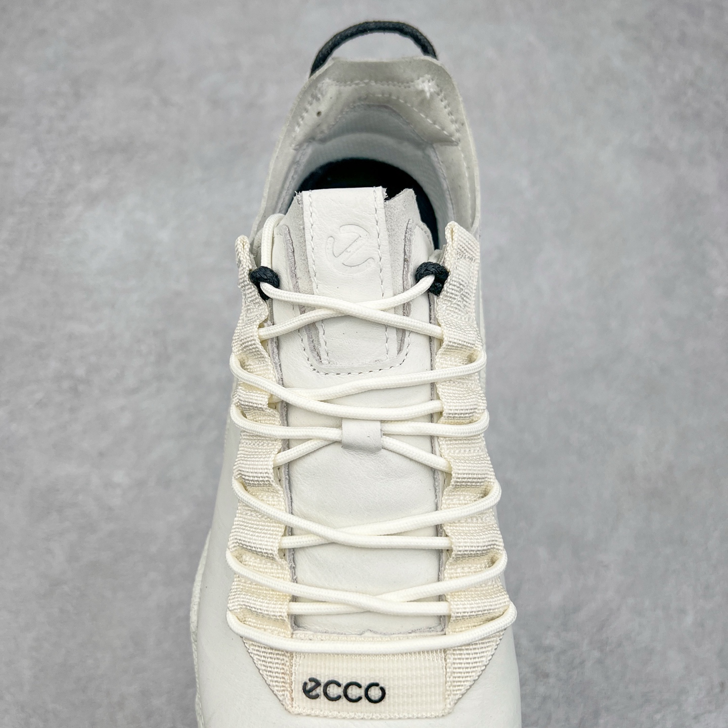 图片[5]-Ecco爱步男鞋新款运动鞋 跑鞋厚底增高老爹鞋 驱动系列全新款式 拼色拼接鞋面 时尚有型 牛皮与纺织品拼接 脚感舒适 出街有型 贴心套脚系带设计 舒适包裹双足 柔软细腻，亲肤透气 以摩托车粗犷胎纹为灵感 PU大底提供牵引性和支撑性 耐磨防滑提升稳定性 轻盈鞋底 舒适耐穿 户外出行 肆意洒脱 尺码：38 39 40 41 42 43 44（皮鞋码）-选品中心