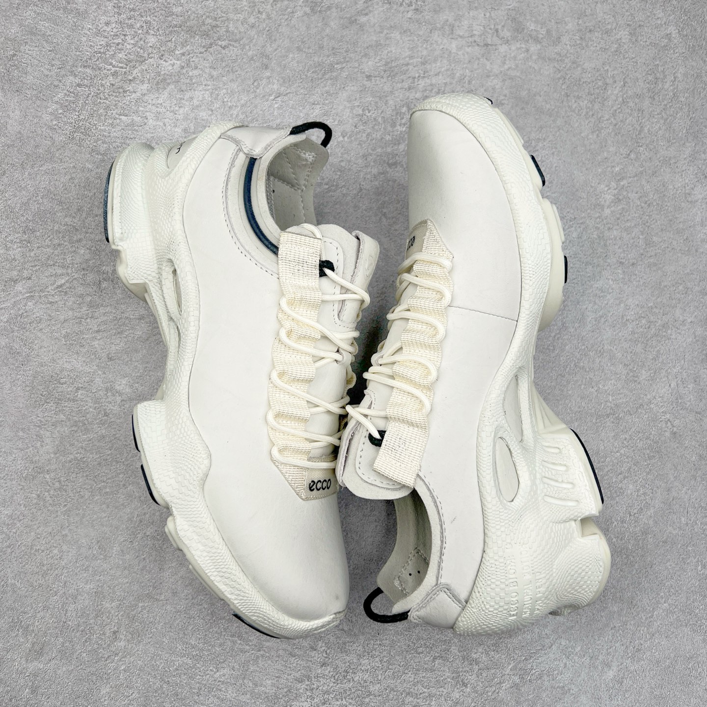 图片[3]-Ecco爱步男鞋新款运动鞋 跑鞋厚底增高老爹鞋 驱动系列全新款式 拼色拼接鞋面 时尚有型 牛皮与纺织品拼接 脚感舒适 出街有型 贴心套脚系带设计 舒适包裹双足 柔软细腻，亲肤透气 以摩托车粗犷胎纹为灵感 PU大底提供牵引性和支撑性 耐磨防滑提升稳定性 轻盈鞋底 舒适耐穿 户外出行 肆意洒脱 尺码：38 39 40 41 42 43 44（皮鞋码）-选品中心