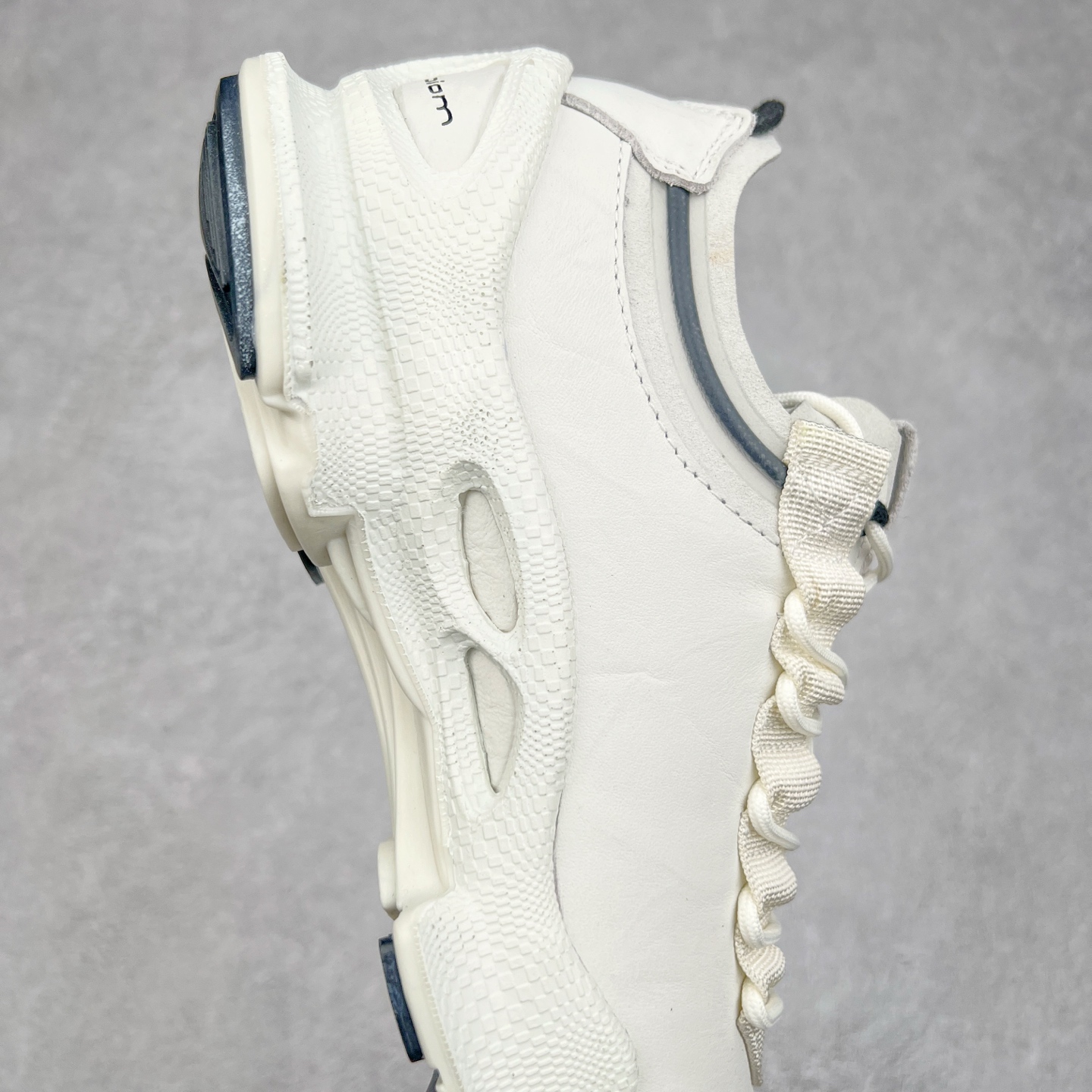 图片[6]-Ecco爱步男鞋新款运动鞋 跑鞋厚底增高老爹鞋 驱动系列全新款式 拼色拼接鞋面 时尚有型 牛皮与纺织品拼接 脚感舒适 出街有型 贴心套脚系带设计 舒适包裹双足 柔软细腻，亲肤透气 以摩托车粗犷胎纹为灵感 PU大底提供牵引性和支撑性 耐磨防滑提升稳定性 轻盈鞋底 舒适耐穿 户外出行 肆意洒脱 尺码：38 39 40 41 42 43 44（皮鞋码）-选品中心