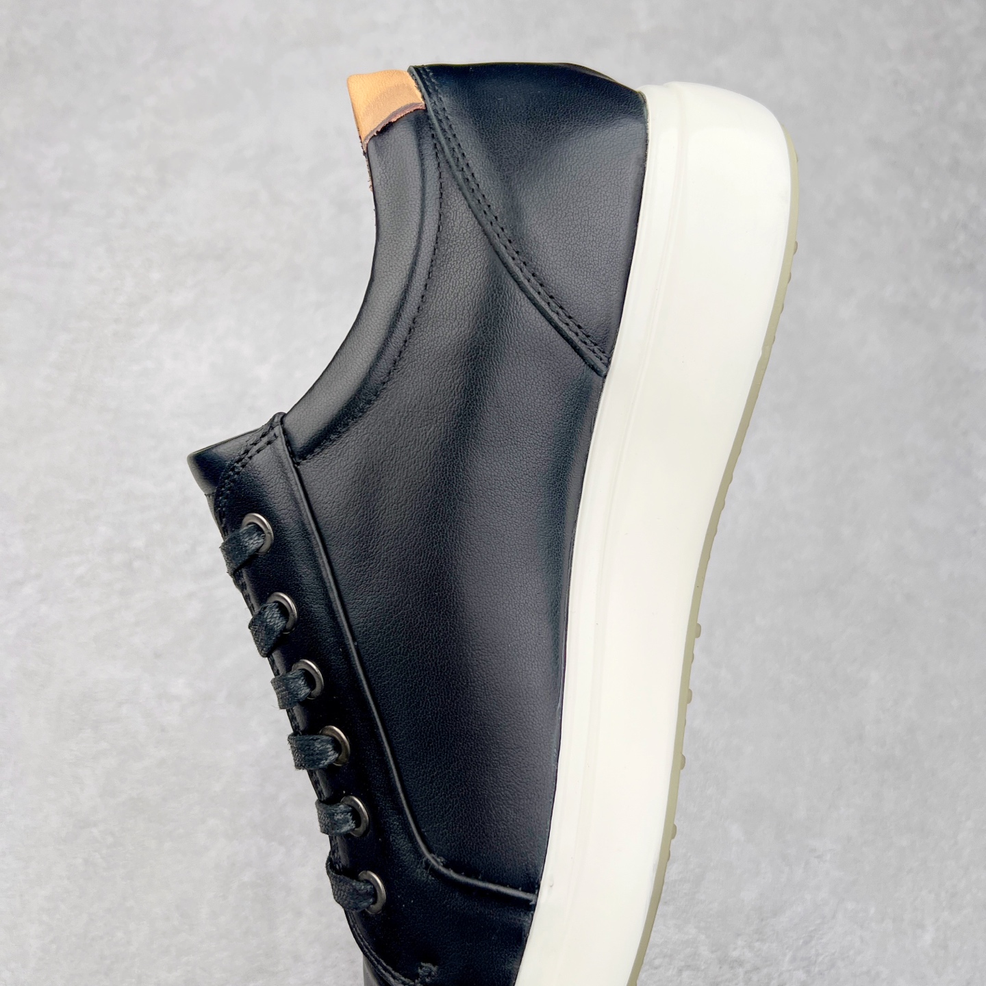 图片[7]-Ecco爱步男鞋新款运动鞋 跑鞋厚底增高老爹鞋 驱动系列全新款式 拼色拼接鞋面 时尚有型 牛皮与纺织品拼接 脚感舒适 出街有型 贴心套脚系带设计 舒适包裹双足 柔软细腻，亲肤透气 以摩托车粗犷胎纹为灵感 PU大底提供牵引性和支撑性 耐磨防滑提升稳定性 轻盈鞋底 舒适耐穿 户外出行 肆意洒脱 尺码：38 39 40 41 42 43 44（皮鞋码）-选品中心