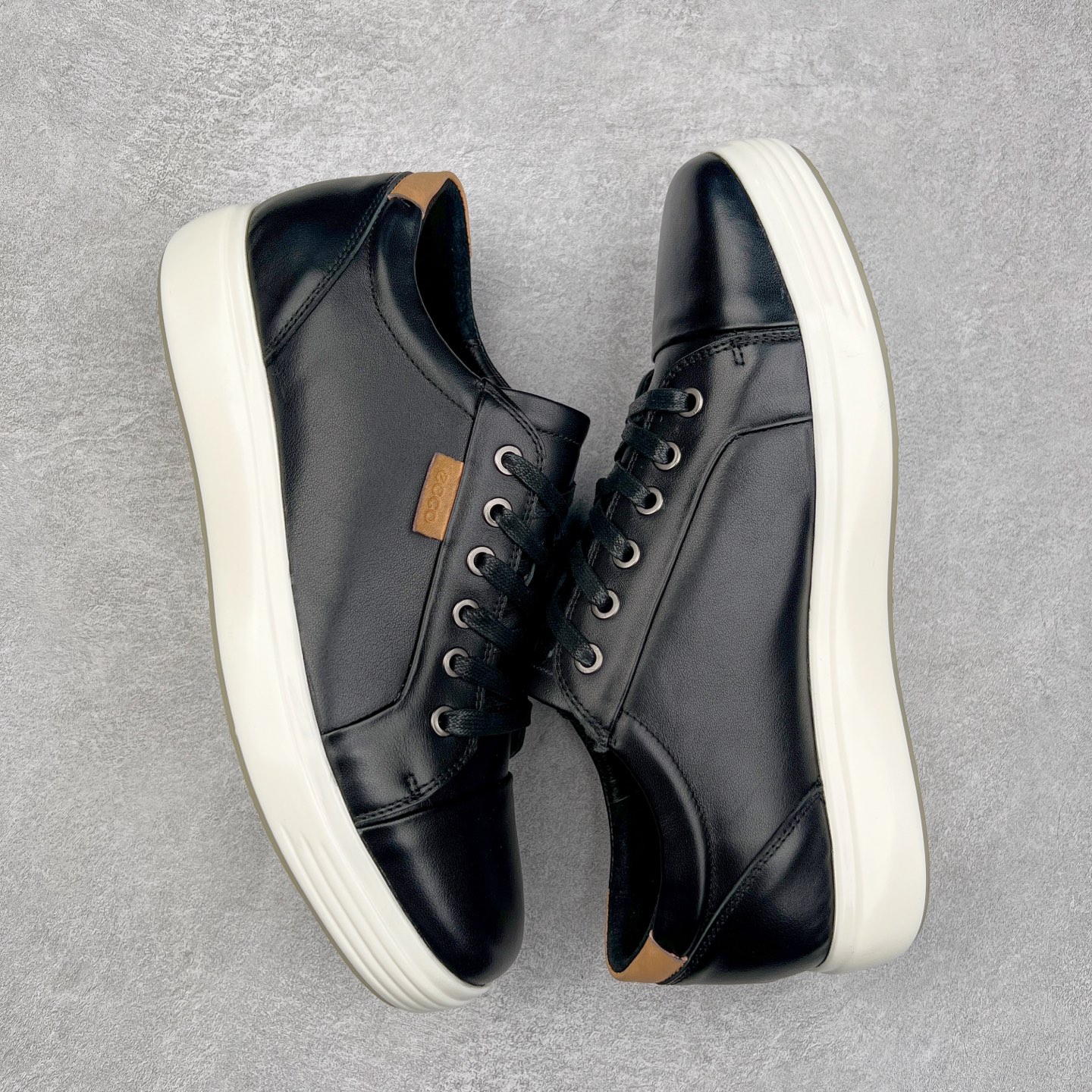 图片[3]-Ecco爱步男鞋新款运动鞋 跑鞋厚底增高老爹鞋 驱动系列全新款式 拼色拼接鞋面 时尚有型 牛皮与纺织品拼接 脚感舒适 出街有型 贴心套脚系带设计 舒适包裹双足 柔软细腻，亲肤透气 以摩托车粗犷胎纹为灵感 PU大底提供牵引性和支撑性 耐磨防滑提升稳定性 轻盈鞋底 舒适耐穿 户外出行 肆意洒脱 尺码：38 39 40 41 42 43 44（皮鞋码）-选品中心