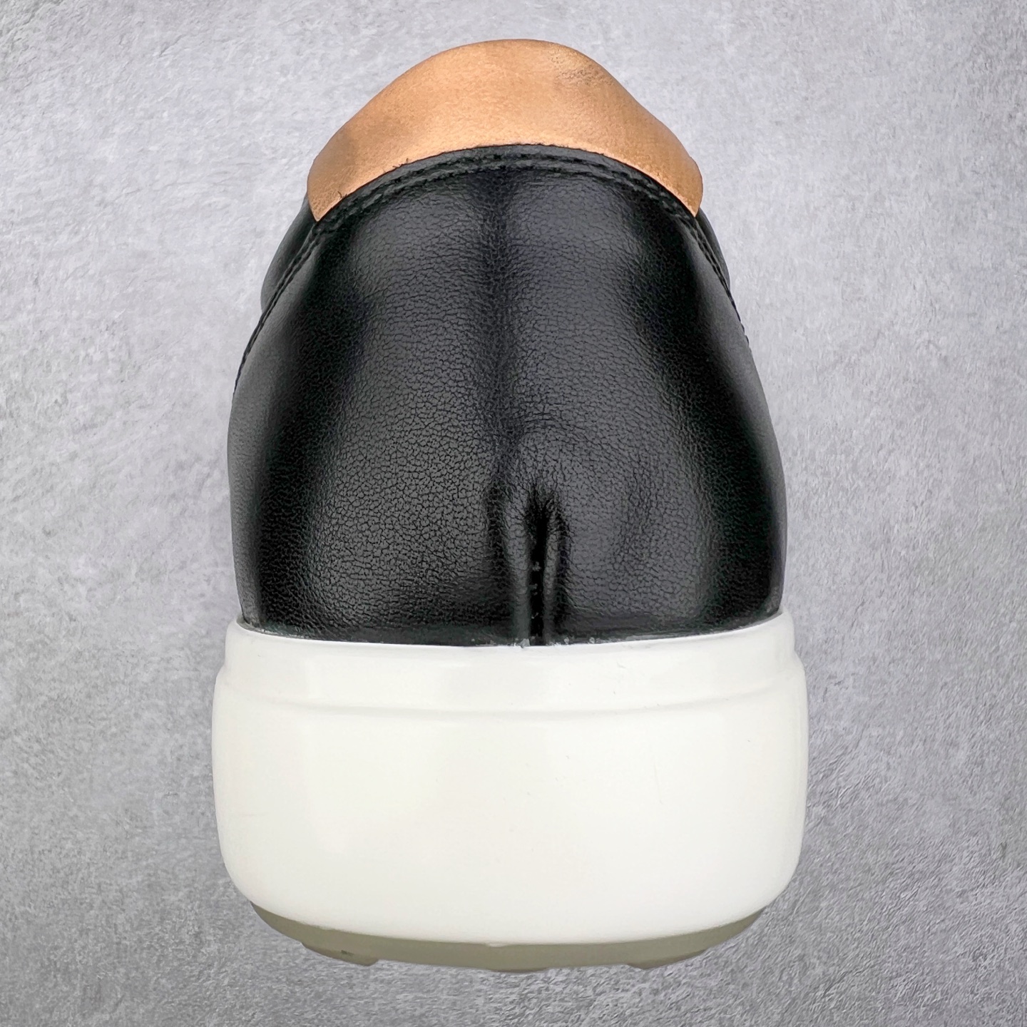 图片[8]-Ecco爱步男鞋新款运动鞋 跑鞋厚底增高老爹鞋 驱动系列全新款式 拼色拼接鞋面 时尚有型 牛皮与纺织品拼接 脚感舒适 出街有型 贴心套脚系带设计 舒适包裹双足 柔软细腻，亲肤透气 以摩托车粗犷胎纹为灵感 PU大底提供牵引性和支撑性 耐磨防滑提升稳定性 轻盈鞋底 舒适耐穿 户外出行 肆意洒脱 尺码：38 39 40 41 42 43 44（皮鞋码）-选品中心