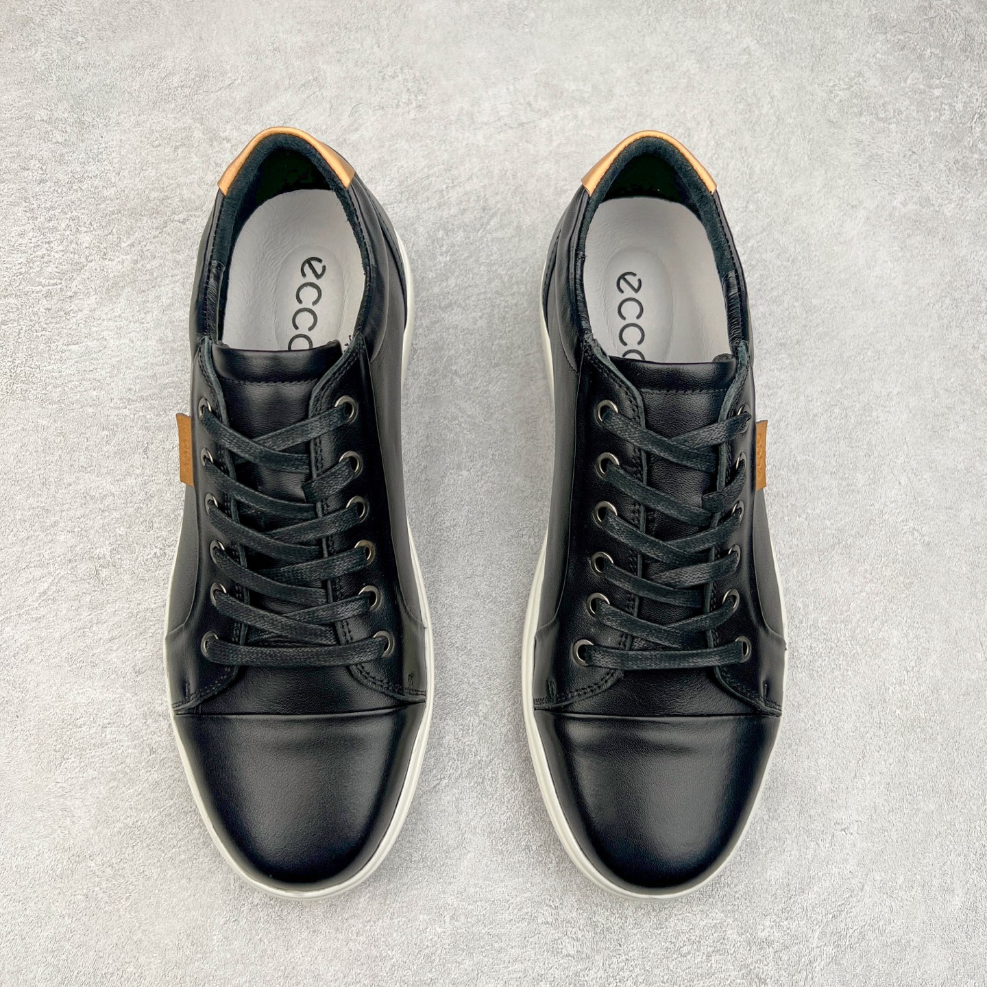 图片[2]-Ecco爱步男鞋新款运动鞋 跑鞋厚底增高老爹鞋 驱动系列全新款式 拼色拼接鞋面 时尚有型 牛皮与纺织品拼接 脚感舒适 出街有型 贴心套脚系带设计 舒适包裹双足 柔软细腻，亲肤透气 以摩托车粗犷胎纹为灵感 PU大底提供牵引性和支撑性 耐磨防滑提升稳定性 轻盈鞋底 舒适耐穿 户外出行 肆意洒脱 尺码：38 39 40 41 42 43 44（皮鞋码）-选品中心