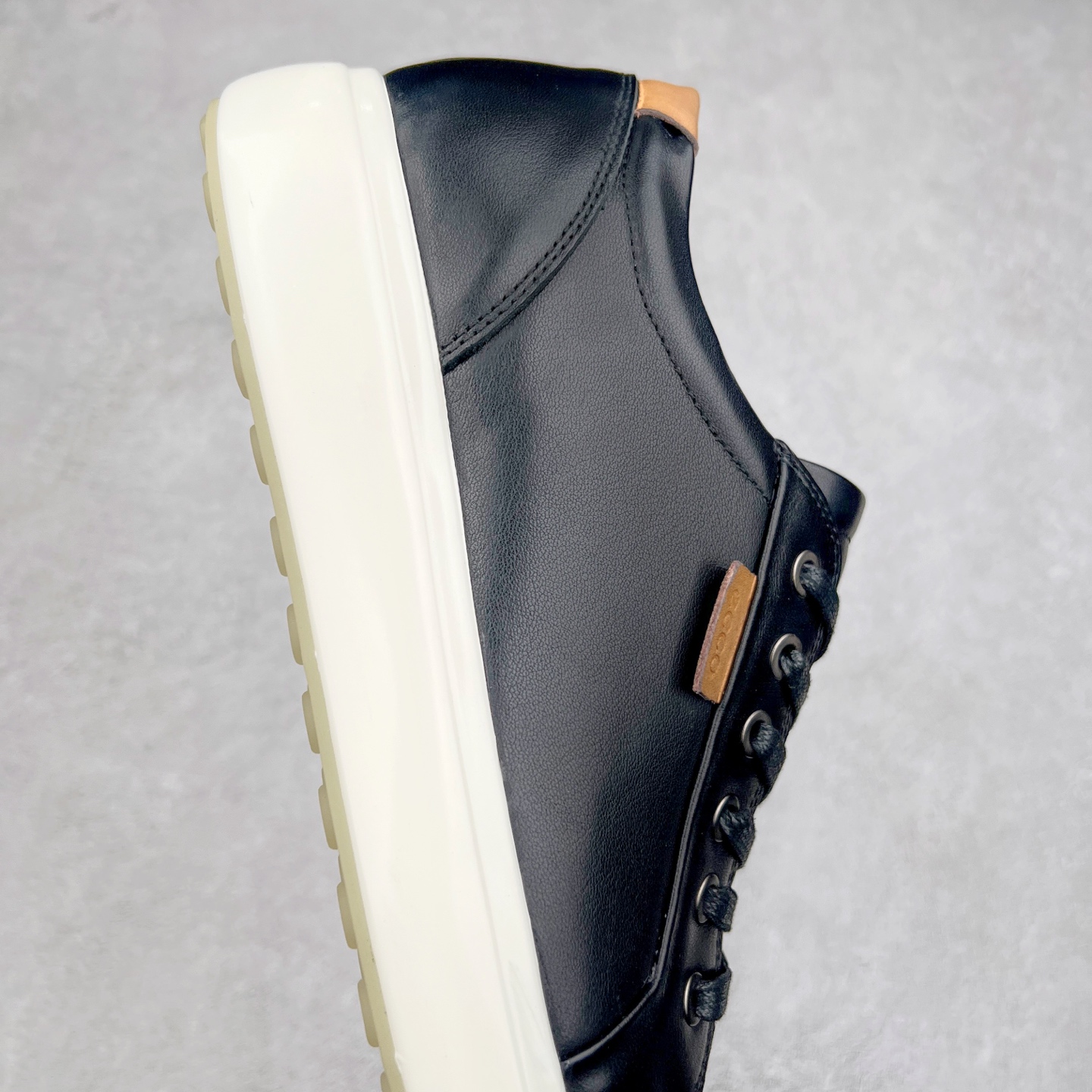 图片[6]-Ecco爱步男鞋新款运动鞋 跑鞋厚底增高老爹鞋 驱动系列全新款式 拼色拼接鞋面 时尚有型 牛皮与纺织品拼接 脚感舒适 出街有型 贴心套脚系带设计 舒适包裹双足 柔软细腻，亲肤透气 以摩托车粗犷胎纹为灵感 PU大底提供牵引性和支撑性 耐磨防滑提升稳定性 轻盈鞋底 舒适耐穿 户外出行 肆意洒脱 尺码：38 39 40 41 42 43 44（皮鞋码）-选品中心