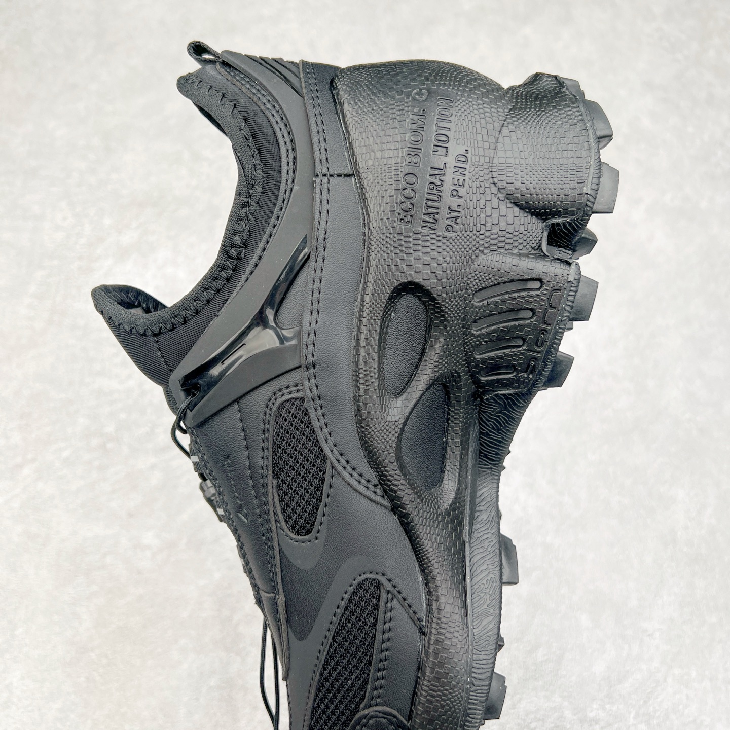 图片[7]-Ecco爱步男鞋新款运动鞋 跑鞋厚底增高老爹鞋 驱动系列全新款式 拼色拼接鞋面 时尚有型 牛皮与纺织品拼接 脚感舒适 出街有型 贴心套脚系带设计 舒适包裹双足 柔软细腻，亲肤透气 以摩托车粗犷胎纹为灵感 PU大底提供牵引性和支撑性 耐磨防滑提升稳定性 轻盈鞋底 舒适耐穿 户外出行 肆意洒脱 尺码：38 39 40 41 42 43 44（皮鞋码）-选品中心