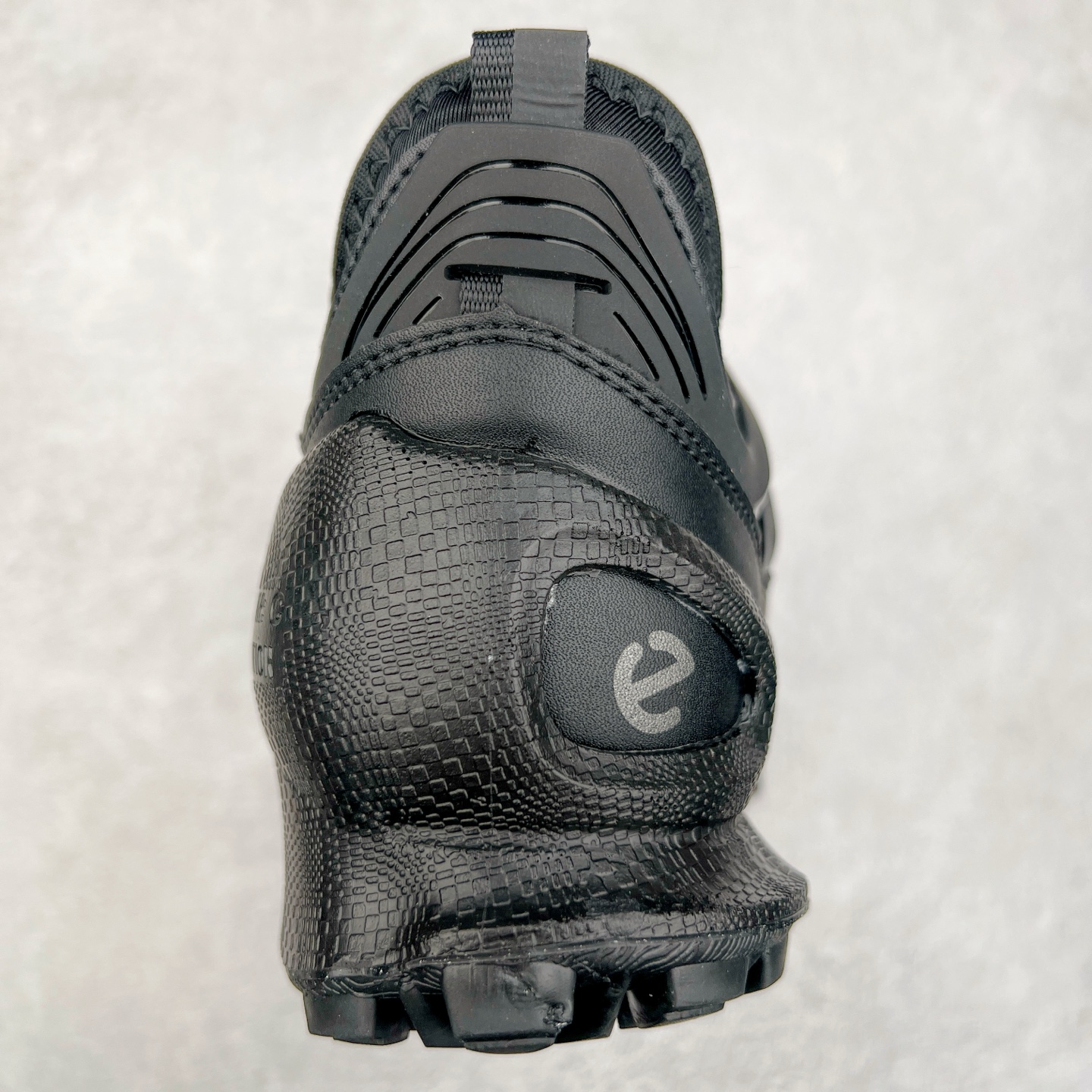 图片[8]-Ecco爱步男鞋新款运动鞋 跑鞋厚底增高老爹鞋 驱动系列全新款式 拼色拼接鞋面 时尚有型 牛皮与纺织品拼接 脚感舒适 出街有型 贴心套脚系带设计 舒适包裹双足 柔软细腻，亲肤透气 以摩托车粗犷胎纹为灵感 PU大底提供牵引性和支撑性 耐磨防滑提升稳定性 轻盈鞋底 舒适耐穿 户外出行 肆意洒脱 尺码：38 39 40 41 42 43 44（皮鞋码）-选品中心