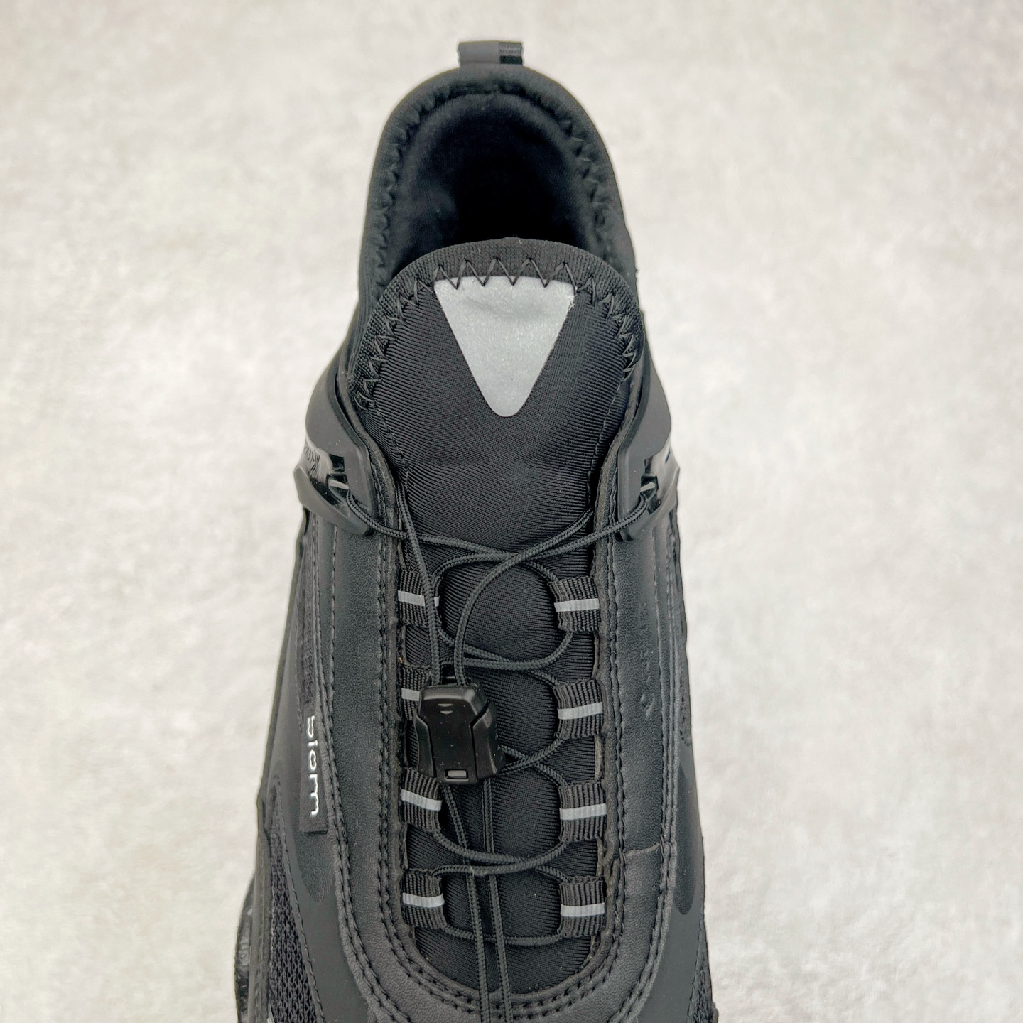 图片[5]-Ecco爱步男鞋新款运动鞋 跑鞋厚底增高老爹鞋 驱动系列全新款式 拼色拼接鞋面 时尚有型 牛皮与纺织品拼接 脚感舒适 出街有型 贴心套脚系带设计 舒适包裹双足 柔软细腻，亲肤透气 以摩托车粗犷胎纹为灵感 PU大底提供牵引性和支撑性 耐磨防滑提升稳定性 轻盈鞋底 舒适耐穿 户外出行 肆意洒脱 尺码：38 39 40 41 42 43 44（皮鞋码）-选品中心