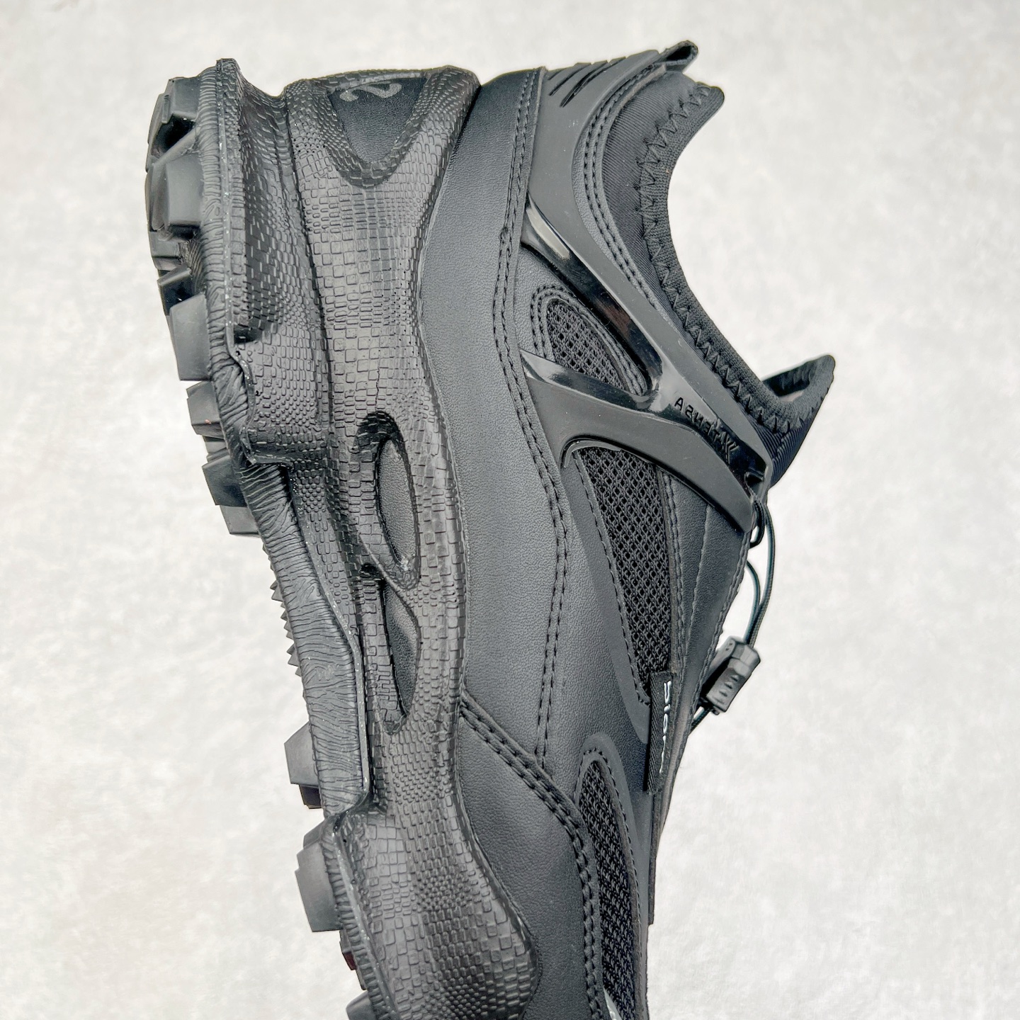 图片[6]-Ecco爱步男鞋新款运动鞋 跑鞋厚底增高老爹鞋 驱动系列全新款式 拼色拼接鞋面 时尚有型 牛皮与纺织品拼接 脚感舒适 出街有型 贴心套脚系带设计 舒适包裹双足 柔软细腻，亲肤透气 以摩托车粗犷胎纹为灵感 PU大底提供牵引性和支撑性 耐磨防滑提升稳定性 轻盈鞋底 舒适耐穿 户外出行 肆意洒脱 尺码：38 39 40 41 42 43 44（皮鞋码）-选品中心