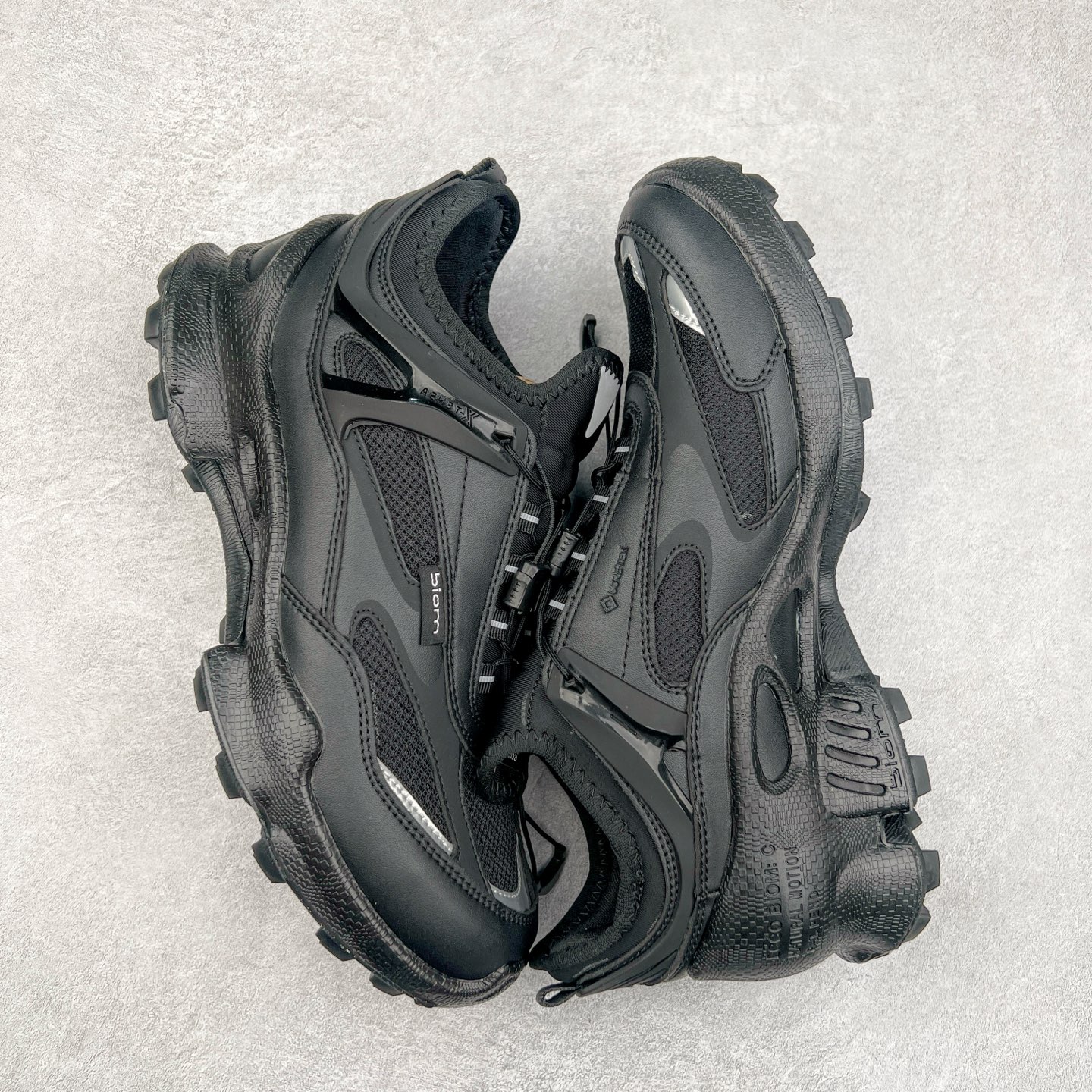 图片[3]-Ecco爱步男鞋新款运动鞋 跑鞋厚底增高老爹鞋 驱动系列全新款式 拼色拼接鞋面 时尚有型 牛皮与纺织品拼接 脚感舒适 出街有型 贴心套脚系带设计 舒适包裹双足 柔软细腻，亲肤透气 以摩托车粗犷胎纹为灵感 PU大底提供牵引性和支撑性 耐磨防滑提升稳定性 轻盈鞋底 舒适耐穿 户外出行 肆意洒脱 尺码：38 39 40 41 42 43 44（皮鞋码）-选品中心