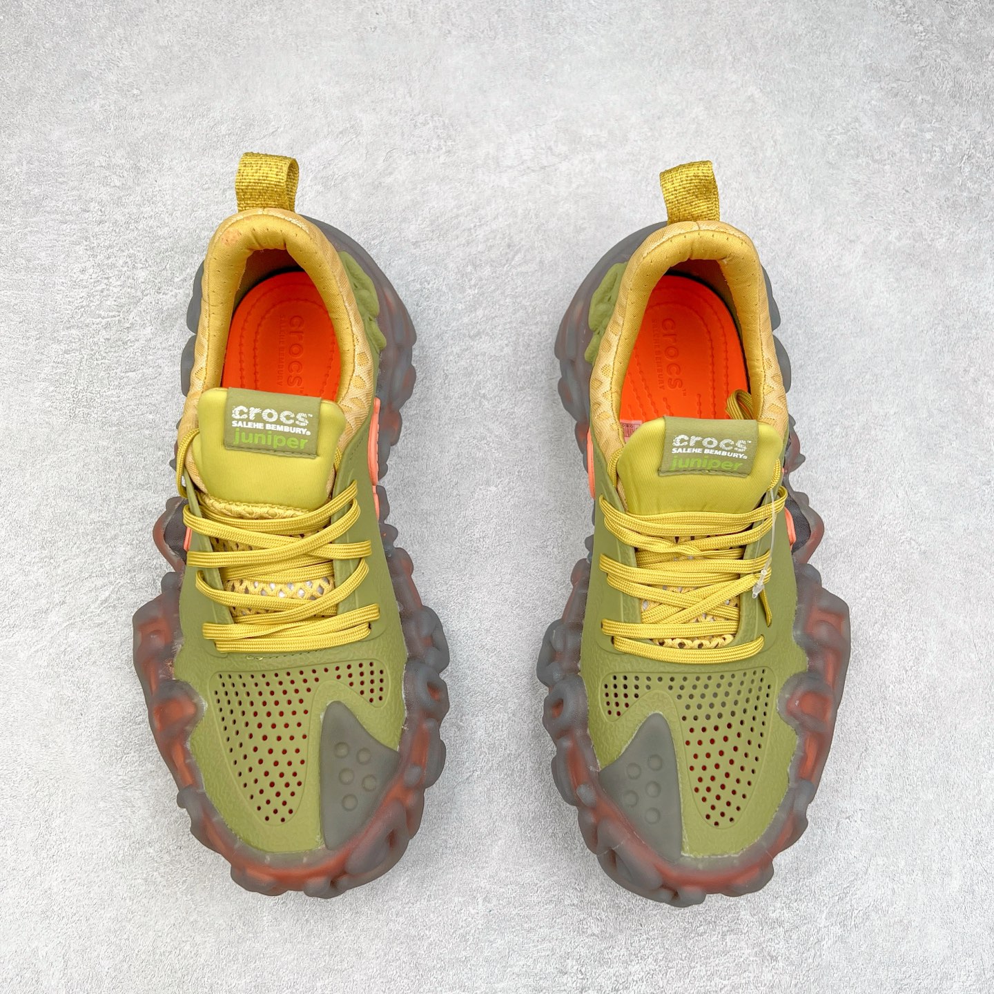 图片[2]-＃DG莞产 Salehe Bembury x Crocs Pollex Juniper 卡骆驰联名款经典简约休闲沙滩洞洞拖鞋凉鞋 透明防水袋包装 注意配件需单独购买 超轻Croslite专利材料打造 鞋面更加耐用易清洗 该鞋款轻盈舒适 2002年 经典克骆格诞生 秉承外形简单 穿着舒适的初衷 不断为消费者带来舒适的穿着体验 穿出“趣”味 鞋面洞洞可搭彰显个性的智必星 一鞋两穿 可调节式后跟带增添鞋身的稳固性能 放前面变成愜意舒适的凉拖 放后面行走跑跳更加稳妥 Croslite ™材料 封闭式细胞树脂 能够在体温作用下自动变形以适应脚部形状 涉水性优秀的同时易于清洁 抓地力强 不易打滑 Crocs的核心理念：轻便 灵活 全方位的舒适感 同步官方尺码：M4（36-37） M5（37-38）M6（38-39）M7（39-40）M8（41-42）M9（42-43）M10（43-44）M11（45-46）-选品中心