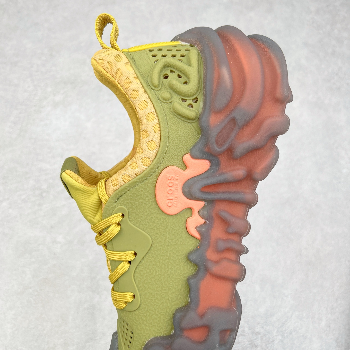 图片[7]-＃DG莞产 Salehe Bembury x Crocs Pollex Juniper 卡骆驰联名款经典简约休闲沙滩洞洞拖鞋凉鞋 透明防水袋包装 注意配件需单独购买 超轻Croslite专利材料打造 鞋面更加耐用易清洗 该鞋款轻盈舒适 2002年 经典克骆格诞生 秉承外形简单 穿着舒适的初衷 不断为消费者带来舒适的穿着体验 穿出“趣”味 鞋面洞洞可搭彰显个性的智必星 一鞋两穿 可调节式后跟带增添鞋身的稳固性能 放前面变成愜意舒适的凉拖 放后面行走跑跳更加稳妥 Croslite ™材料 封闭式细胞树脂 能够在体温作用下自动变形以适应脚部形状 涉水性优秀的同时易于清洁 抓地力强 不易打滑 Crocs的核心理念：轻便 灵活 全方位的舒适感 同步官方尺码：M4（36-37） M5（37-38）M6（38-39）M7（39-40）M8（41-42）M9（42-43）M10（43-44）M11（45-46）-选品中心