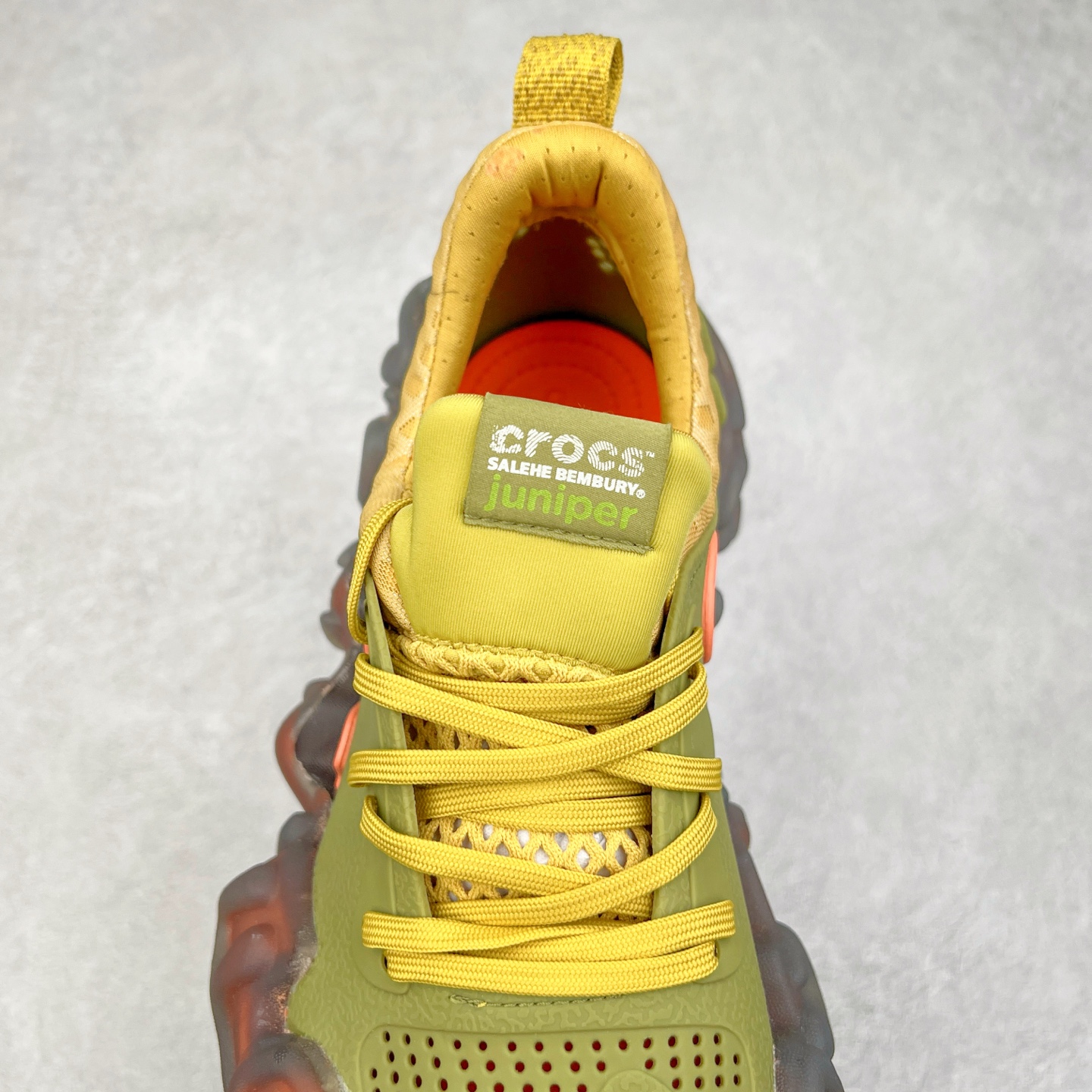 图片[5]-＃DG莞产 Salehe Bembury x Crocs Pollex Juniper 卡骆驰联名款经典简约休闲沙滩洞洞拖鞋凉鞋 透明防水袋包装 注意配件需单独购买 超轻Croslite专利材料打造 鞋面更加耐用易清洗 该鞋款轻盈舒适 2002年 经典克骆格诞生 秉承外形简单 穿着舒适的初衷 不断为消费者带来舒适的穿着体验 穿出“趣”味 鞋面洞洞可搭彰显个性的智必星 一鞋两穿 可调节式后跟带增添鞋身的稳固性能 放前面变成愜意舒适的凉拖 放后面行走跑跳更加稳妥 Croslite ™材料 封闭式细胞树脂 能够在体温作用下自动变形以适应脚部形状 涉水性优秀的同时易于清洁 抓地力强 不易打滑 Crocs的核心理念：轻便 灵活 全方位的舒适感 同步官方尺码：M4（36-37） M5（37-38）M6（38-39）M7（39-40）M8（41-42）M9（42-43）M10（43-44）M11（45-46）-选品中心