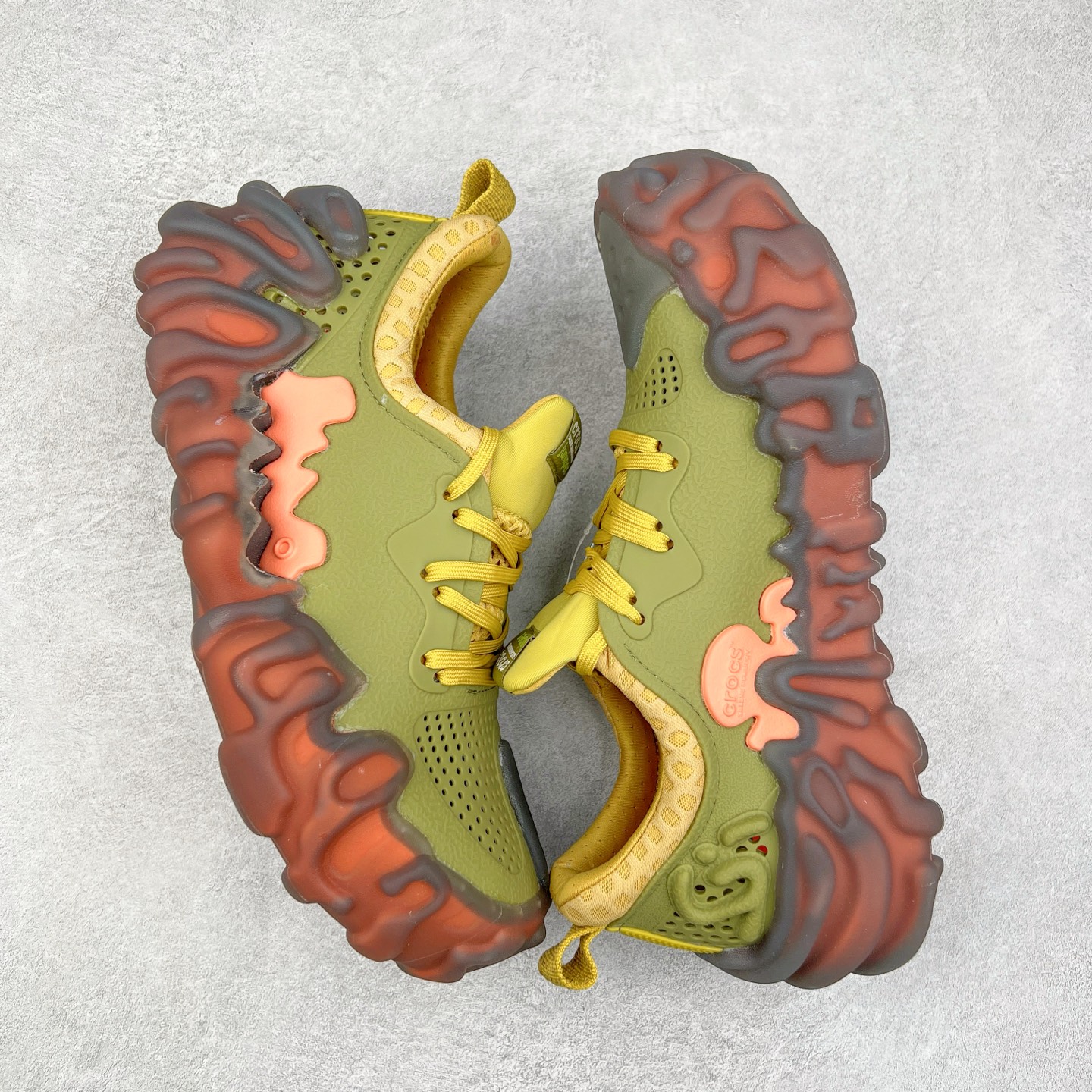 图片[3]-＃DG莞产 Salehe Bembury x Crocs Pollex Juniper 卡骆驰联名款经典简约休闲沙滩洞洞拖鞋凉鞋 透明防水袋包装 注意配件需单独购买 超轻Croslite专利材料打造 鞋面更加耐用易清洗 该鞋款轻盈舒适 2002年 经典克骆格诞生 秉承外形简单 穿着舒适的初衷 不断为消费者带来舒适的穿着体验 穿出“趣”味 鞋面洞洞可搭彰显个性的智必星 一鞋两穿 可调节式后跟带增添鞋身的稳固性能 放前面变成愜意舒适的凉拖 放后面行走跑跳更加稳妥 Croslite ™材料 封闭式细胞树脂 能够在体温作用下自动变形以适应脚部形状 涉水性优秀的同时易于清洁 抓地力强 不易打滑 Crocs的核心理念：轻便 灵活 全方位的舒适感 同步官方尺码：M4（36-37） M5（37-38）M6（38-39）M7（39-40）M8（41-42）M9（42-43）M10（43-44）M11（45-46）-选品中心