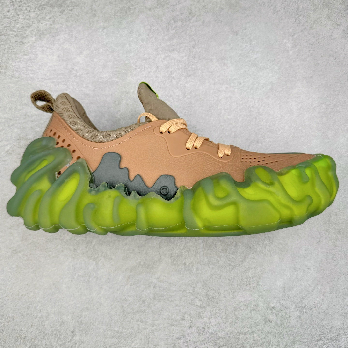 ＃DG莞产 Salehe Bembury x Crocs Pollex Juniper 卡骆驰联名款经典简约休闲沙滩洞洞拖鞋凉鞋 透明防水袋包装 注意配件需单独购买 超轻Croslite专利材料打造 鞋面更加耐用易清洗 该鞋款轻盈舒适 2002年 经典克骆格诞生 秉承外形简单 穿着舒适的初衷 不断为消费者带来舒适的穿着体验 穿出“趣”味 鞋面洞洞可搭彰显个性的智必星 一鞋两穿 可调节式后跟带增添鞋身的稳固性能 放前面变成愜意舒适的凉拖 放后面行走跑跳更加稳妥 Croslite ™材料 封闭式细胞树脂 能够在体温作用下自动变形以适应脚部形状 涉水性优秀的同时易于清洁 抓地力强 不易打滑 Crocs的核心理念：轻便 灵活 全方位的舒适感 同步官方尺码：M4（36-37） M5（37-38）M6（38-39）M7（39-40）M8（41-42）M9（42-43）M10（43-44）M11（45-46）-选品中心