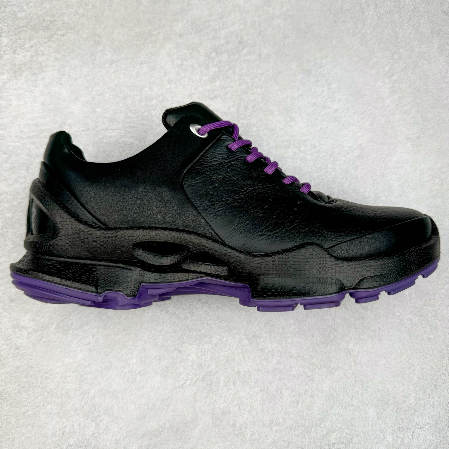 Ecco爱步男鞋新款运动鞋 跑鞋厚底增高老爹鞋 驱动系列全新款式 拼色拼接鞋面 时尚有型 牛皮与纺织品拼接 脚感舒适 出街有型 贴心套脚系带设计 舒适包裹双足 柔软细腻，亲肤透气 以摩托车粗犷胎纹为灵感 PU大底提供牵引性和支撑性 耐磨防滑提升稳定性 轻盈鞋底 舒适耐穿 户外出行 肆意洒脱 尺码：38 39 40 41 42 43 44（皮鞋码）-选品中心