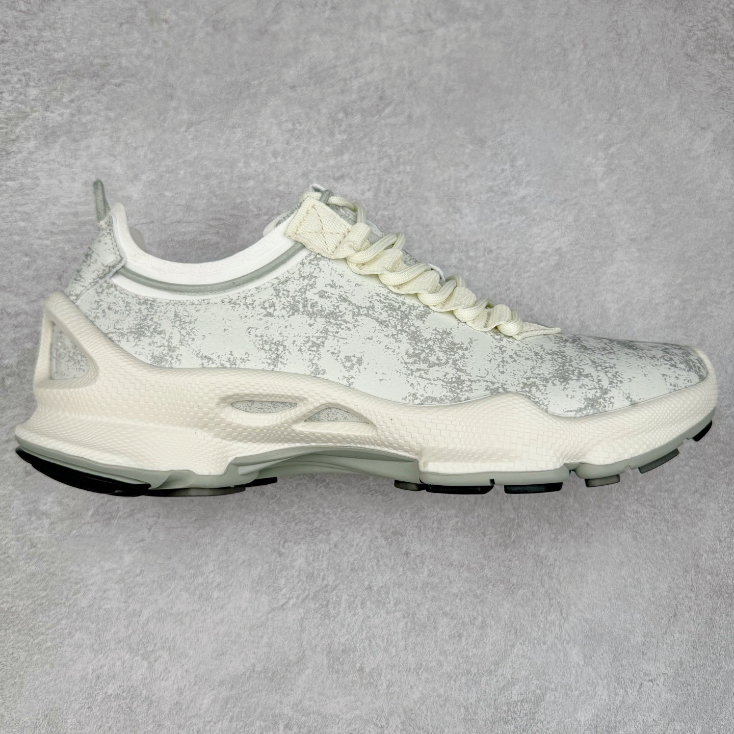 Ecco爱步男鞋新款运动鞋 跑鞋厚底增高老爹鞋 驱动系列全新款式 拼色拼接鞋面 时尚有型 牛皮与纺织品拼接 脚感舒适 出街有型 贴心套脚系带设计 舒适包裹双足 柔软细腻，亲肤透气 以摩托车粗犷胎纹为灵感 PU大底提供牵引性和支撑性 耐磨防滑提升稳定性 轻盈鞋底 舒适耐穿 户外出行 肆意洒脱 尺码：38 39 40 41 42 43 44（皮鞋码）-选品中心