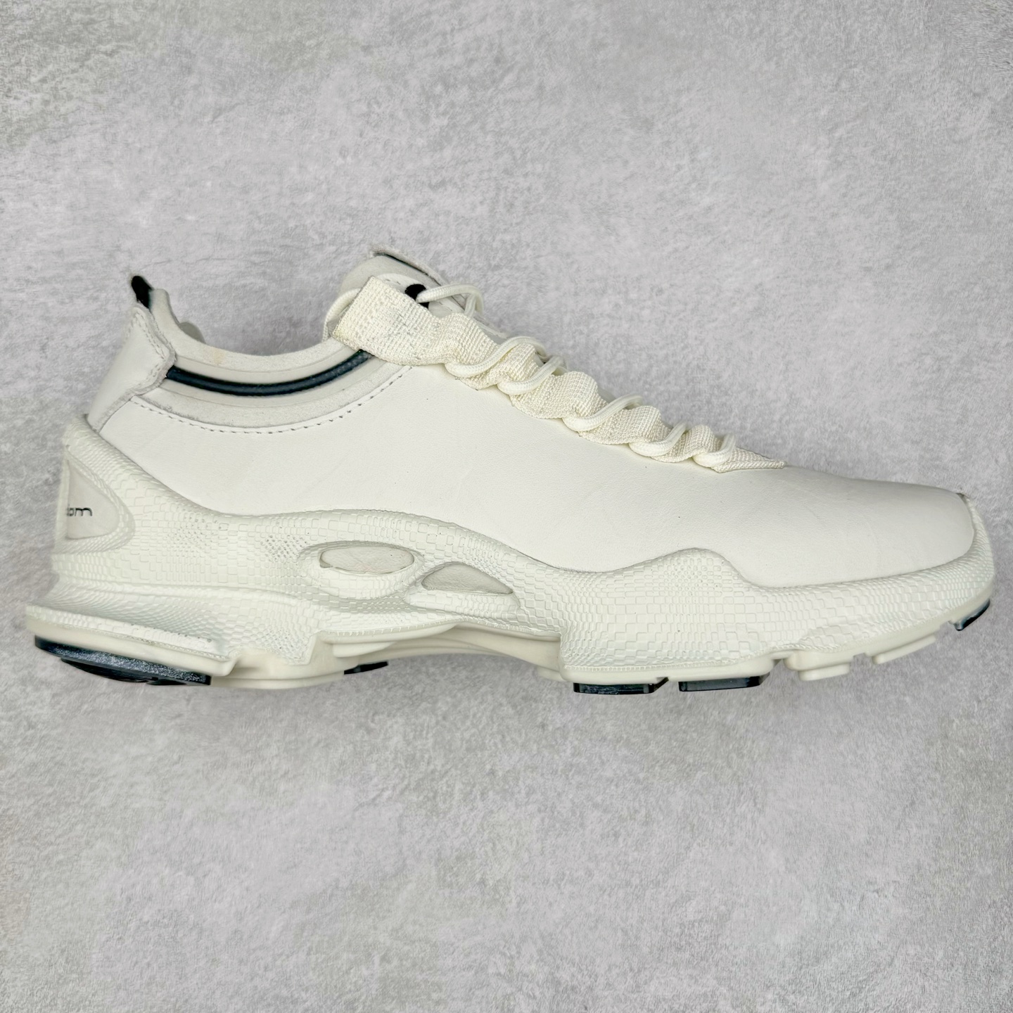 Ecco爱步男鞋新款运动鞋 跑鞋厚底增高老爹鞋 驱动系列全新款式 拼色拼接鞋面 时尚有型 牛皮与纺织品拼接 脚感舒适 出街有型 贴心套脚系带设计 舒适包裹双足 柔软细腻,亲肤透气 以摩托车粗犷胎纹为灵感 PU大底提供牵引性和支撑性 耐磨防滑提升稳定性 轻盈鞋底 舒适耐穿 户外出行 肆意洒脱 尺码:38 39 40 41 42 43 44(皮鞋码)-选品中心