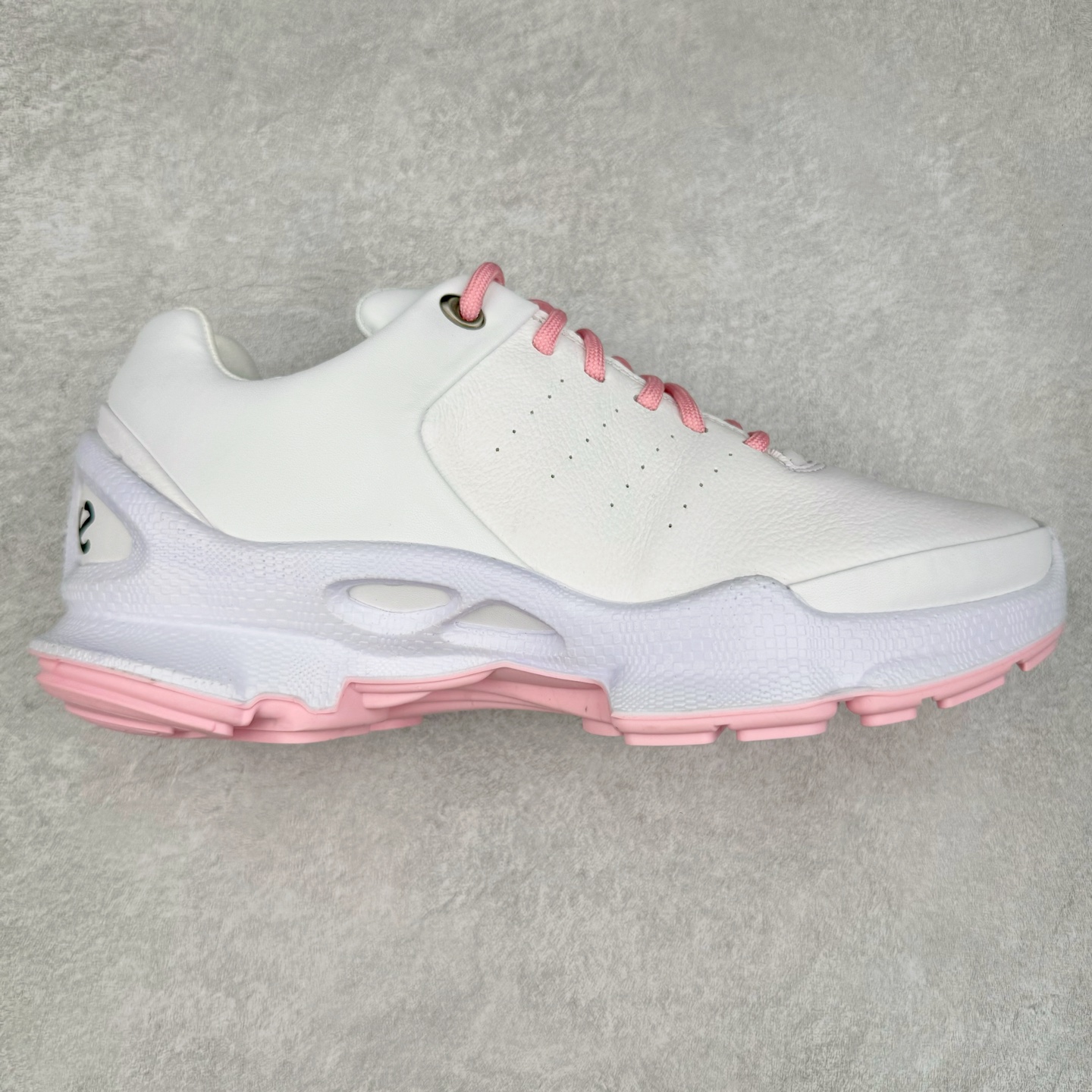 Ecco爱步男鞋新款运动鞋 跑鞋厚底增高老爹鞋 驱动系列全新款式 拼色拼接鞋面 时尚有型 牛皮与纺织品拼接 脚感舒适 出街有型 贴心套脚系带设计 舒适包裹双足 柔软细腻,亲肤透气 以摩托车粗犷胎纹为灵感 PU大底提供牵引性和支撑性 耐磨防滑提升稳定性 轻盈鞋底 舒适耐穿 户外出行 肆意洒脱 尺码:38 39 40 41 42 43 44(皮鞋码)-选品中心