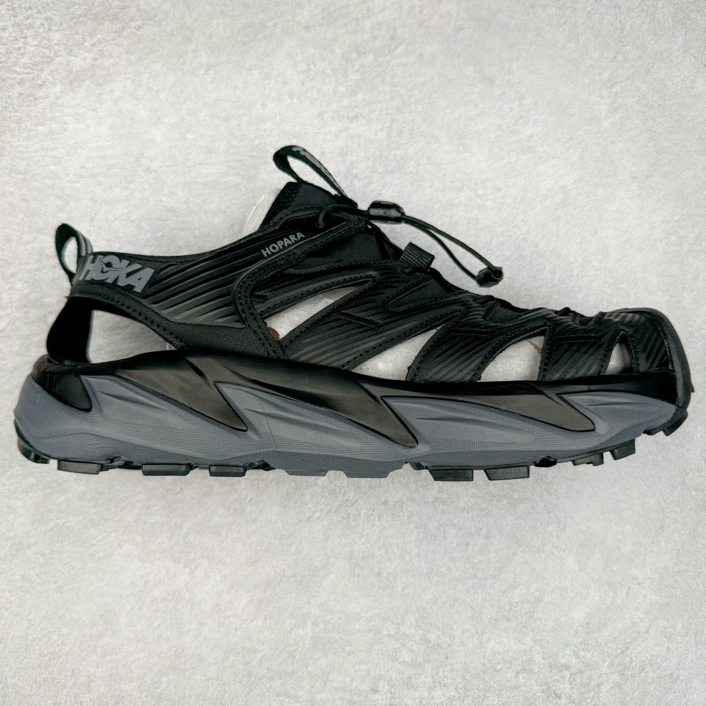 ＃HK纯原 HOKA One One Hopara Sandals 霍帕拉系列水路两用溯溪涉水休闲户外露营凉鞋 作为先锋品牌的 HOKA ONE ONE总是以独特的方式 HOPA RA是一款溯溪鞋 又名排水鞋 可长期用于涉水和溯溪 保护脚底和脚趾的安全和舒适 鞋面材料速干 透气 耐磨 鞋底防滑 耐磨 抓地能力强 出于安全考虑 设计要求较高 涉水溯溪过程中 水 泥沙 可以直接从鞋内大孔排出 细纹鞋底使在岩石上抓地能力强 避免打滑 而上路后 鞋面具有快干透气等优点 尺码：36 36.5 37.5 38 39 40 40.5 41 42 42.5 43 44 45-选品中心