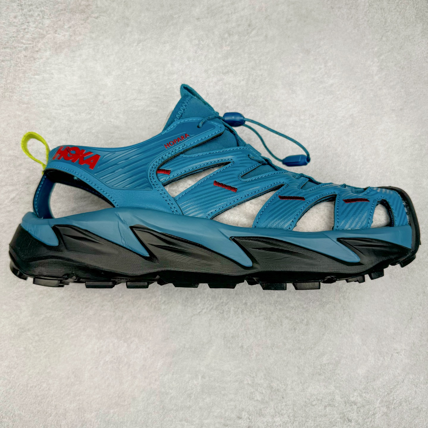 ＃HK纯原 HOKA One One Hopara Sandals 霍帕拉系列水路两用溯溪涉水休闲户外露营凉鞋 作为先锋品牌的 HOKA ONE ONE总是以独特的方式 HOPA RA是一款溯溪鞋 又名排水鞋 可长期用于涉水和溯溪 保护脚底和脚趾的安全和舒适 鞋面材料速干 透气 耐磨 鞋底防滑 耐磨 抓地能力强 出于安全考虑 设计要求较高 涉水溯溪过程中 水 泥沙 可以直接从鞋内大孔排出 细纹鞋底使在岩石上抓地能力强 避免打滑 而上路后 鞋面具有快干透气等优点 尺码：36 36.5 37.5 38 39 40 40.5 41 42 42.5 43 44 45-选品中心