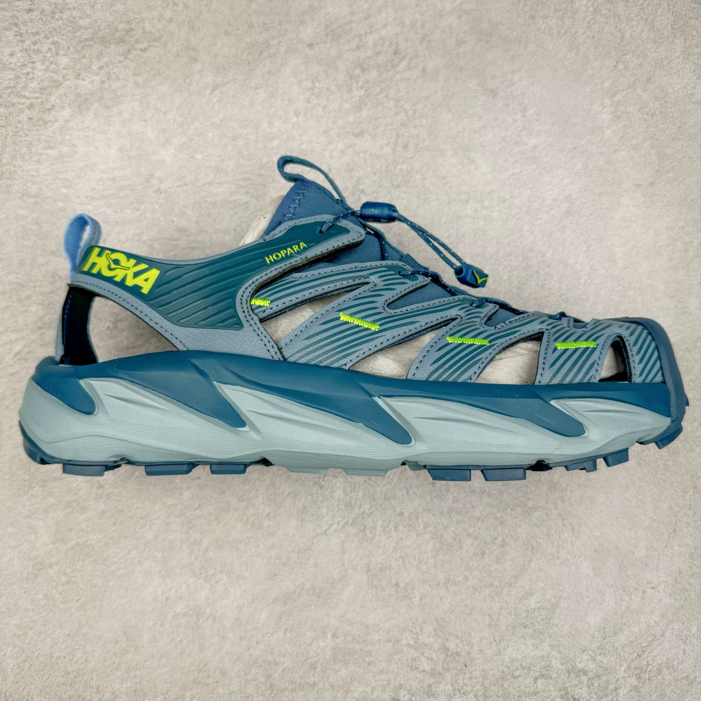 ＃HK纯原 HOKA One One Hopara Sandals 霍帕拉系列水路两用溯溪涉水休闲户外露营凉鞋 作为先锋品牌的 HOKA ONE ONE总是以独特的方式 HOPA RA是一款溯溪鞋 又名排水鞋 可长期用于涉水和溯溪 保护脚底和脚趾的安全和舒适 鞋面材料速干 透气 耐磨 鞋底防滑 耐磨 抓地能力强 出于安全考虑 设计要求较高 涉水溯溪过程中 水 泥沙 可以直接从鞋内大孔排出 细纹鞋底使在岩石上抓地能力强 避免打滑 而上路后 鞋面具有快干透气等优点 尺码：36 36.5 37.5 38 39 40 40.5 41 42 42.5 43 44 45-选品中心