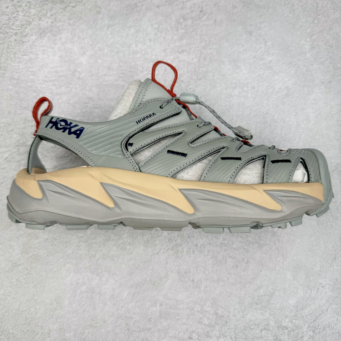 ＃HK纯原 HOKA One One Hopara Sandals 霍帕拉系列水路两用溯溪涉水休闲户外露营凉鞋 作为先锋品牌的 HOKA ONE ONE总是以独特的方式 HOPA RA是一款溯溪鞋 又名排水鞋 可长期用于涉水和溯溪 保护脚底和脚趾的安全和舒适 鞋面材料速干 透气 耐磨 鞋底防滑 耐磨 抓地能力强 出于安全考虑 设计要求较高 涉水溯溪过程中 水 泥沙 可以直接从鞋内大孔排出 细纹鞋底使在岩石上抓地能力强 避免打滑 而上路后 鞋面具有快干透气等优点 尺码：36 36.5 37.5 38 39 40 40.5 41 42 42.5 43 44 45-选品中心