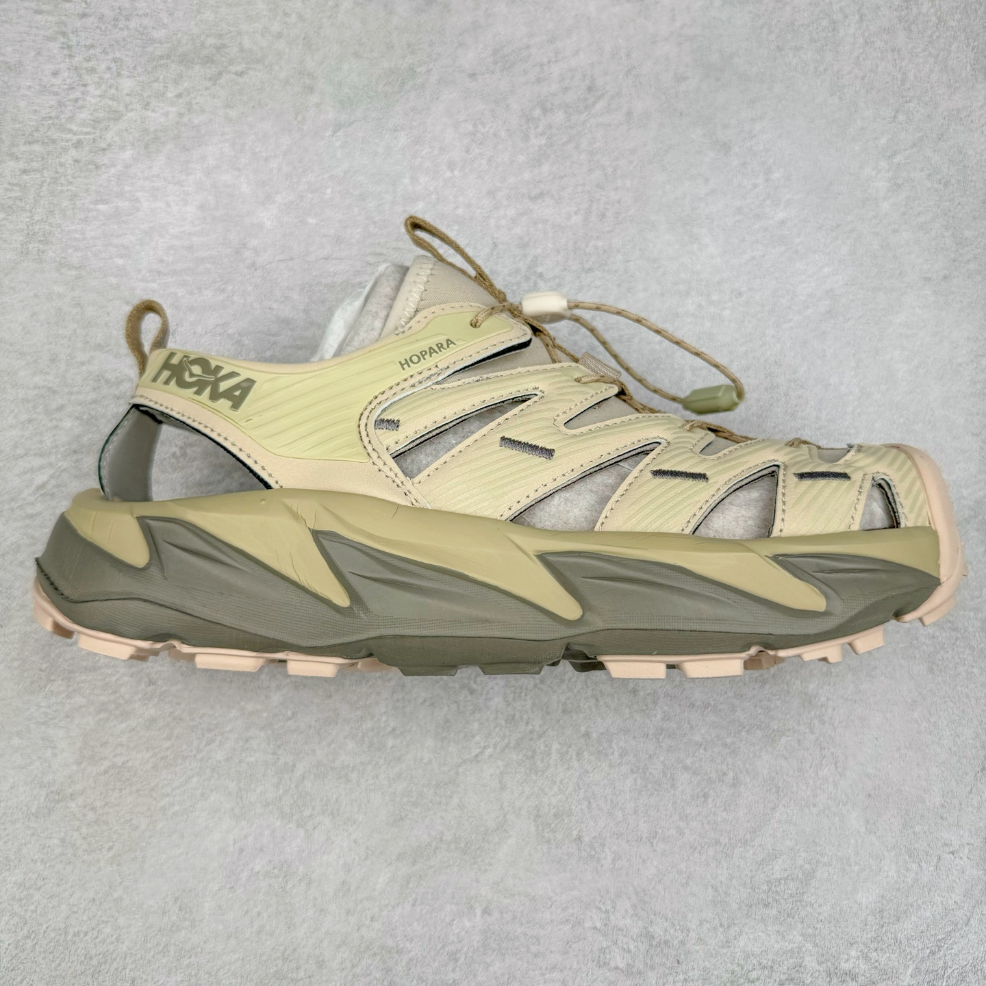 ＃HK纯原 HOKA One One Hopara Sandals 霍帕拉系列水路两用溯溪涉水休闲户外露营凉鞋 作为先锋品牌的 HOKA ONE ONE总是以独特的方式 HOPA RA是一款溯溪鞋 又名排水鞋 可长期用于涉水和溯溪 保护脚底和脚趾的安全和舒适 鞋面材料速干 透气 耐磨 鞋底防滑 耐磨 抓地能力强 出于安全考虑 设计要求较高 涉水溯溪过程中 水 泥沙 可以直接从鞋内大孔排出 细纹鞋底使在岩石上抓地能力强 避免打滑 而上路后 鞋面具有快干透气等优点 尺码：36 36.5 37.5 38 39 40 40.5 41 42 42.5 43 44 45-选品中心