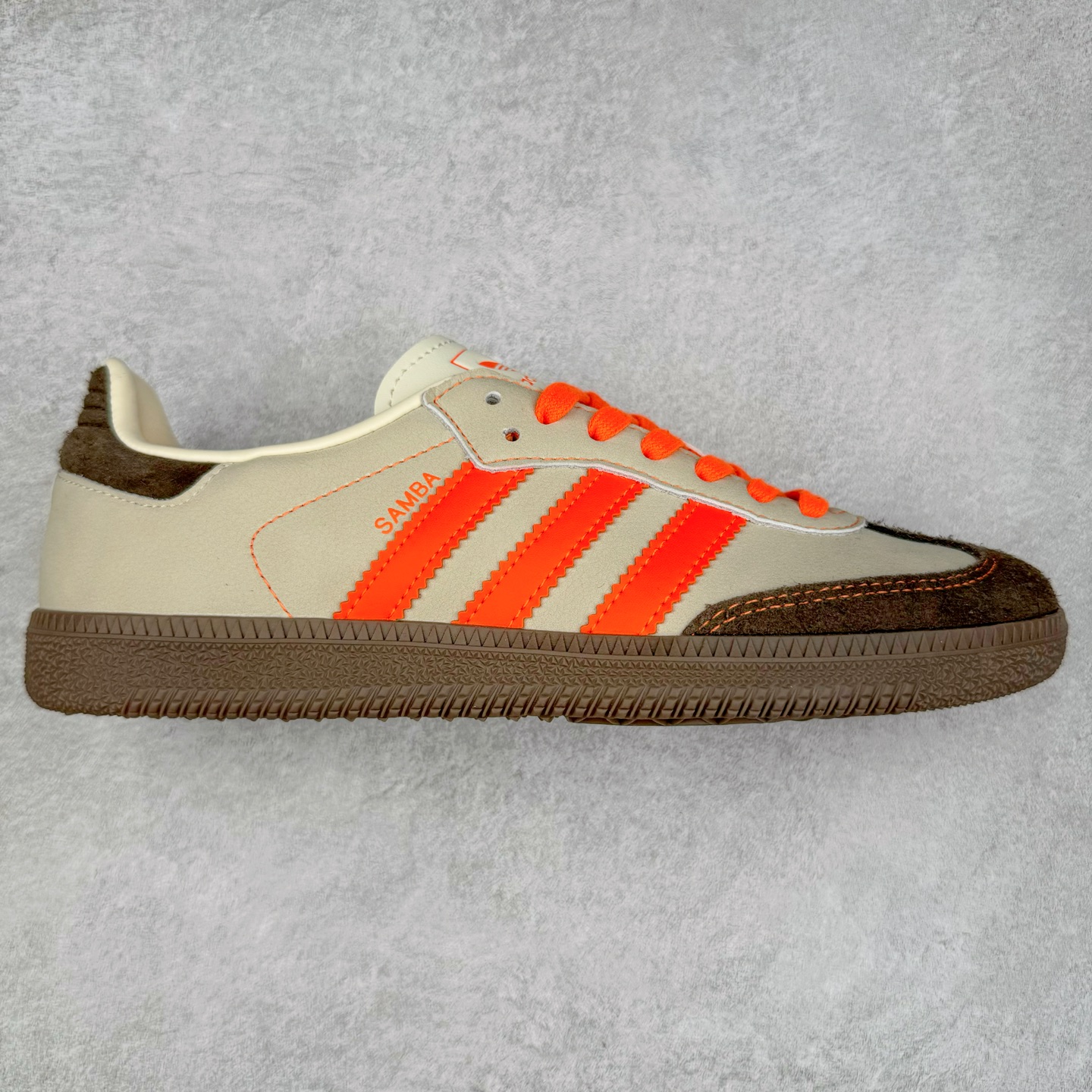AD Original Samba OG 复古经典轻便板鞋 JI2732 这款桑巴鞋展示了高质量的工艺 带有装饰的超锁缝制和无缝的手感 柔软、柔软的皮革造型和标志性的3条纹完成了精致的外观 正规合身鞋带 鞋面上有绒面鞋垫 橡胶鞋底 享受正畸套筒软感 自50年代首次亮相以来就一直在赢得粉丝的青睐 尺码：36 36.5 37.5 38 38.5 39 40 40.5 41 42 42.5 43 44 44.5 45-选品中心