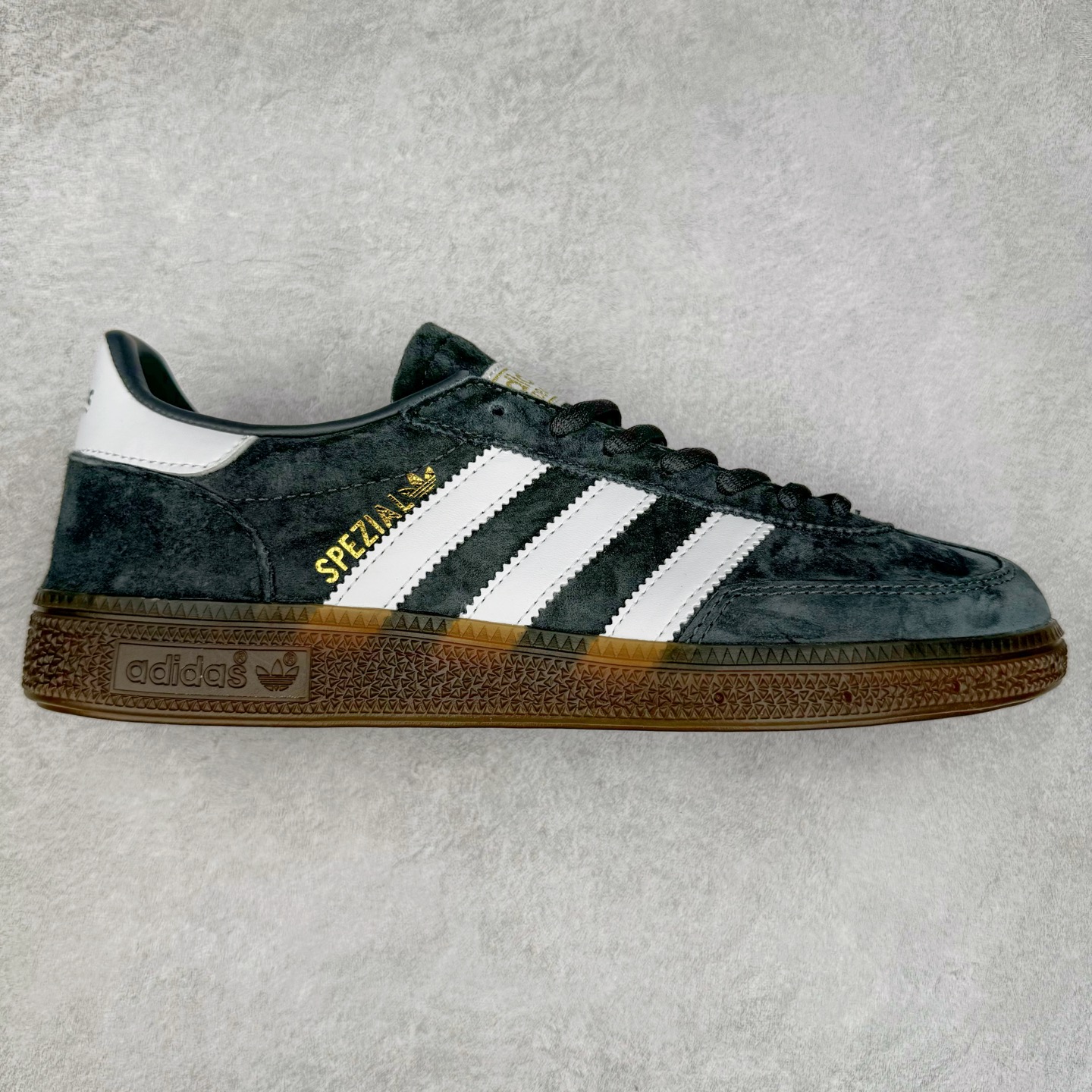 AD Originals Handball SPZL 手球运动员系列百搭休闲运动板鞋 D96795 这款来自阿迪达斯的这款HANDBALL SPZL前身是一双手球运动鞋，这一次拿来复刻，所以鞋面的主要色彩选用了黑色， 鞋面外侧除了Spezial字母之外还有三叶草标志。Handball SPZL作为复古手球训练鞋与作为室内足球鞋的Samba有着异曲同工之处，但是质感更为出众的鞋身以及丰富的配色选择比起Samba来讲可以说是更胜一筹了！尺码：36 36⅔ 37⅓ 38 38⅔ 39⅓ 40 40⅔ 41⅓ 42 42⅔ 43⅓ 44 45-选品中心