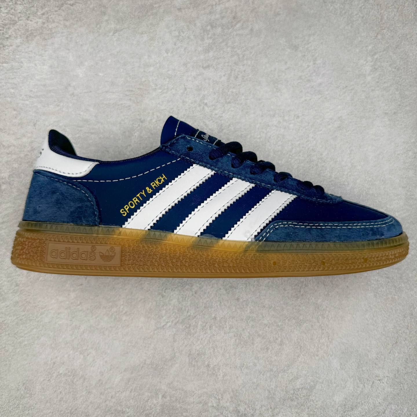AD Originals Handball SPZL 手球运动员系列百搭休闲运动板鞋 JP7066 这款来自阿迪达斯的这款HANDBALL SPZL前身是一双手球运动鞋，这一次拿来复刻，所以鞋面的主要色彩选用了黑色， 鞋面外侧除了Spezial字母之外还有三叶草标志。Handball SPZL作为复古手球训练鞋与作为室内足球鞋的Samba有着异曲同工之处，但是质感更为出众的鞋身以及丰富的配色选择比起Samba来讲可以说是更胜一筹了！尺码：36 36⅔ 37⅓ 38 38⅔ 39⅓ 40 40⅔ 41⅓ 42 42⅔ 43⅓ 44 45-选品中心