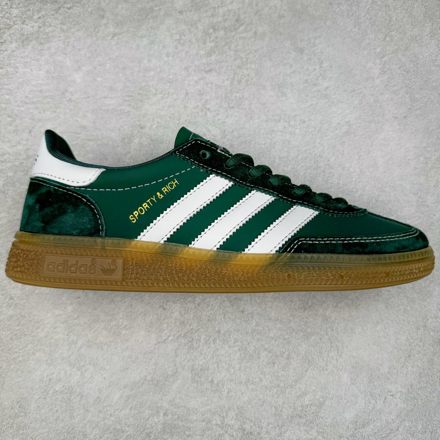 AD Originals Handball SPZL 手球运动员系列百搭休闲运动板鞋 JP7067 这款来自阿迪达斯的这款HANDBALL SPZL前身是一双手球运动鞋，这一次拿来复刻，所以鞋面的主要色彩选用了黑色， 鞋面外侧除了Spezial字母之外还有三叶草标志。Handball SPZL作为复古手球训练鞋与作为室内足球鞋的Samba有着异曲同工之处，但是质感更为出众的鞋身以及丰富的配色选择比起Samba来讲可以说是更胜一筹了！尺码：36 36⅔ 37⅓ 38 38⅔ 39⅓ 40 40⅔ 41⅓ 42 42⅔ 43⅓ 44 45-选品中心