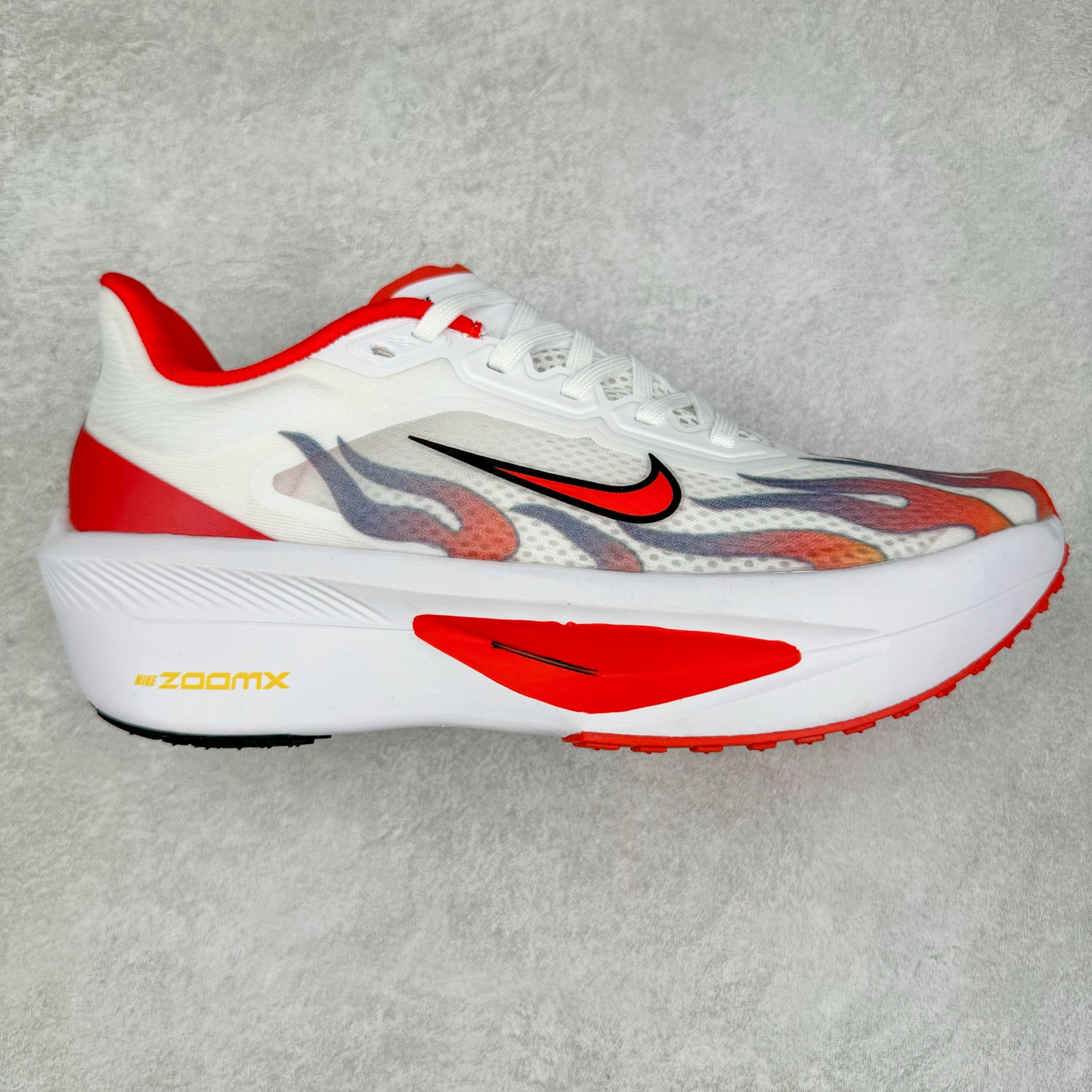 NK ZoomX Invincible Run Flyknit 6 轻量跑鞋 飞织低帮休闲运动慢跑鞋 厚底增高 老爹鞋 此鞋专为短跑运动员而生 是为 5 至 10 公里距离的赛事和训练打造 整体设计采用流线型的轻质工程网眼材质构成鞋面 并与其他 Running 旗舰鞋款同样搭载全脚掌 ZoomX 缓冲中底 搭配 Pebax 物料与橡胶外底 ZoomX StreakFly 首发配色以Prototype呈现 其灵感是来自开发期间的磨损测试 透过编号的标记与内侧的预期跑步距离突出研发过程 货号： HQ3498-100 尺码：36 36.5 37.5 38 38.5 39 40 40.5 41 42 42.5 43 44 45-选品中心