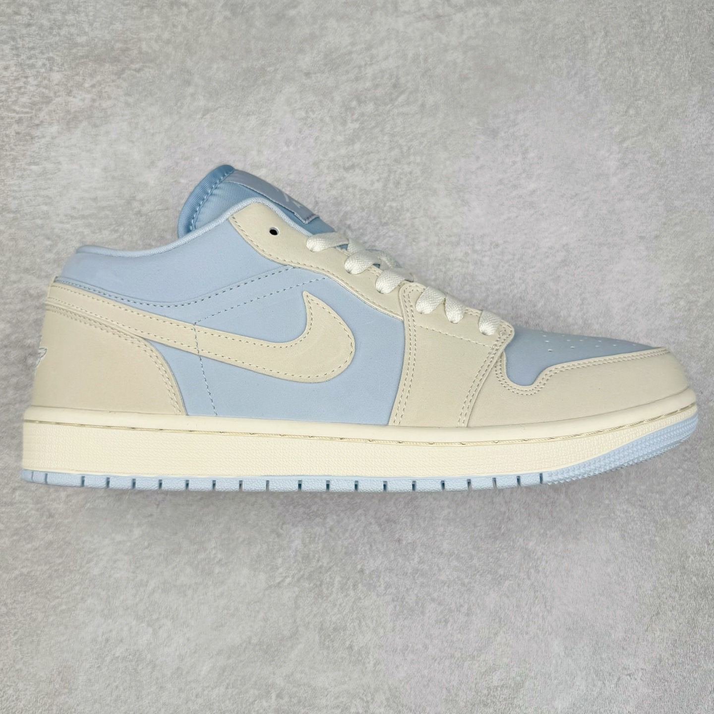 ＃K版 Air Jordan AJ1 Low 低帮 浅蓝 IB4003-407 全新流水线出品 DT版本唯一平替选择 市场第二梯队最强版 全部原鞋开发 原楦原纸板开发 全鞋电脑针车 原厂内置全掌气垫 原盒内在原标 唯一Zp原版鞋带绑法 免检产品 全新2022版型 全头层皮料 完美零毛边处理 原厂配置全掌气垫 价格定位良心 几十个配色陆续出货 实拍调校N版已经零色差零失真 百分百还原实物色彩所见即所得 不存在货不对板色差等低级问题 选购参考实物拍摄 不混卖不参货 只用心做好货严格选品 承诺混一赔十 尺码：36 36.5 37.5 38 38.5 39 40 40.5 41 42 42.5 43 44 44.5 45-选品中心