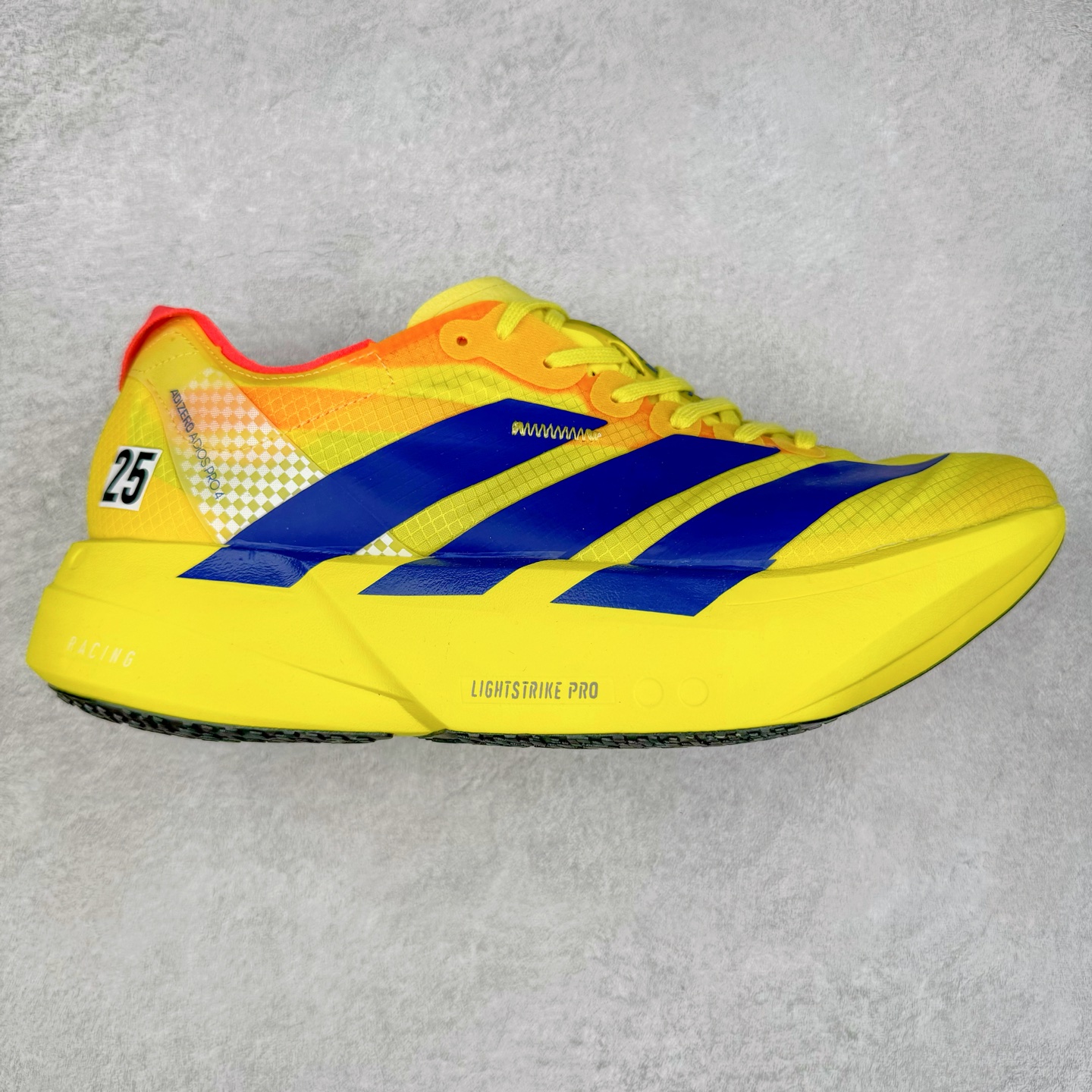 AD Adizero Adios Pro 4 马拉松竞速专业跑鞋 JR6364 CELERMESH针织网面非常轻薄 纤维间的缝隙很大 可以保证跑步时的透气、排汗效果 鞋舌直接与两侧的内衬和鞋底连接在一起 在跑步过程中不会被鞋舌的左右移动所困扰 在标准鞋带孔的基础上再拓宽一组鞋带孔 适合不同脚型的需求 突破性 EnergyRods 技术，有助于跑者实现更好的成绩 中底独特的LIGHTSTRIKE PRO泡棉材质 微弹感觉在跑步过程中给予了良好的支撑体验 对于顶级精英和高水平进阶跑者来说 ADIOS PRO是一双值得信赖的竞速比赛用鞋 尺码：36 36.5 37.5 38 38.5 39 40 40.5 41 42 42.5 43 44 44.5 45-选品中心