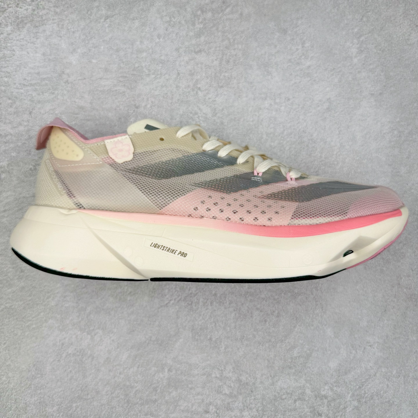 AD Adizero Adios Pro 3 马拉松竞速专业跑鞋 IG6440 CELERMESH针织网面非常轻薄 纤维间的缝隙很大 可以保证跑步时的透气、排汗效果 鞋舌直接与两侧的内衬和鞋底连接在一起 在跑步过程中不会被鞋舌的左右移动所困扰 在标准鞋带孔的基础上再拓宽一组鞋带孔 适合不同脚型的需求 突破性 EnergyRods 技术，有助于跑者实现更好的成绩 中底独特的LIGHTSTRIKE PRO泡棉材质 微弹感觉在跑步过程中给予了良好的支撑体验 对于顶级精英和高水平进阶跑者来说 ADIOS PRO是一双值得信赖的竞速比赛用鞋 尺码：36 36.5 37.5 38 38.5 39 40 40.5 41 42 42.5 43 44 44.5 45-选品中心